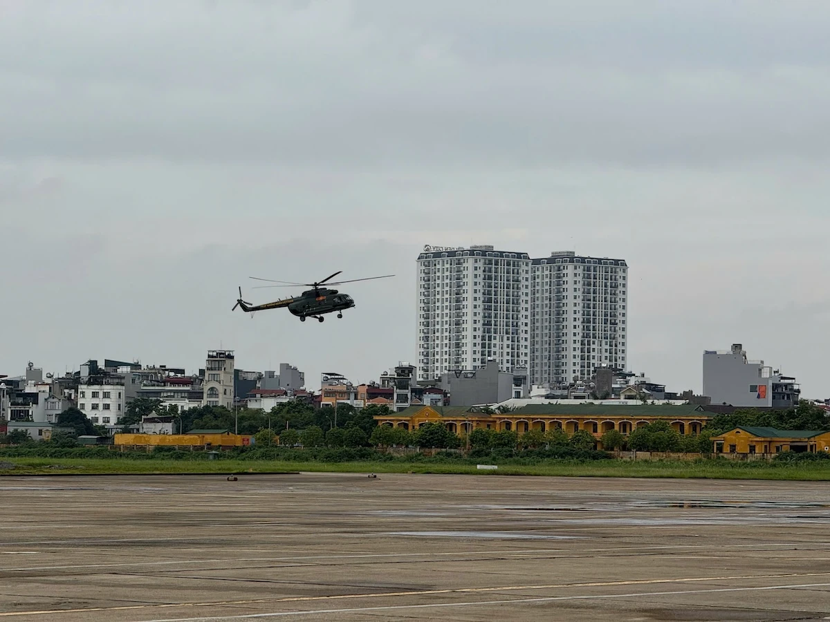 truc-thang-mi-171-va-mi-17-mang-theo-hang-tan-hang-hoa-cuu-tro-vung-lu-5.jpg