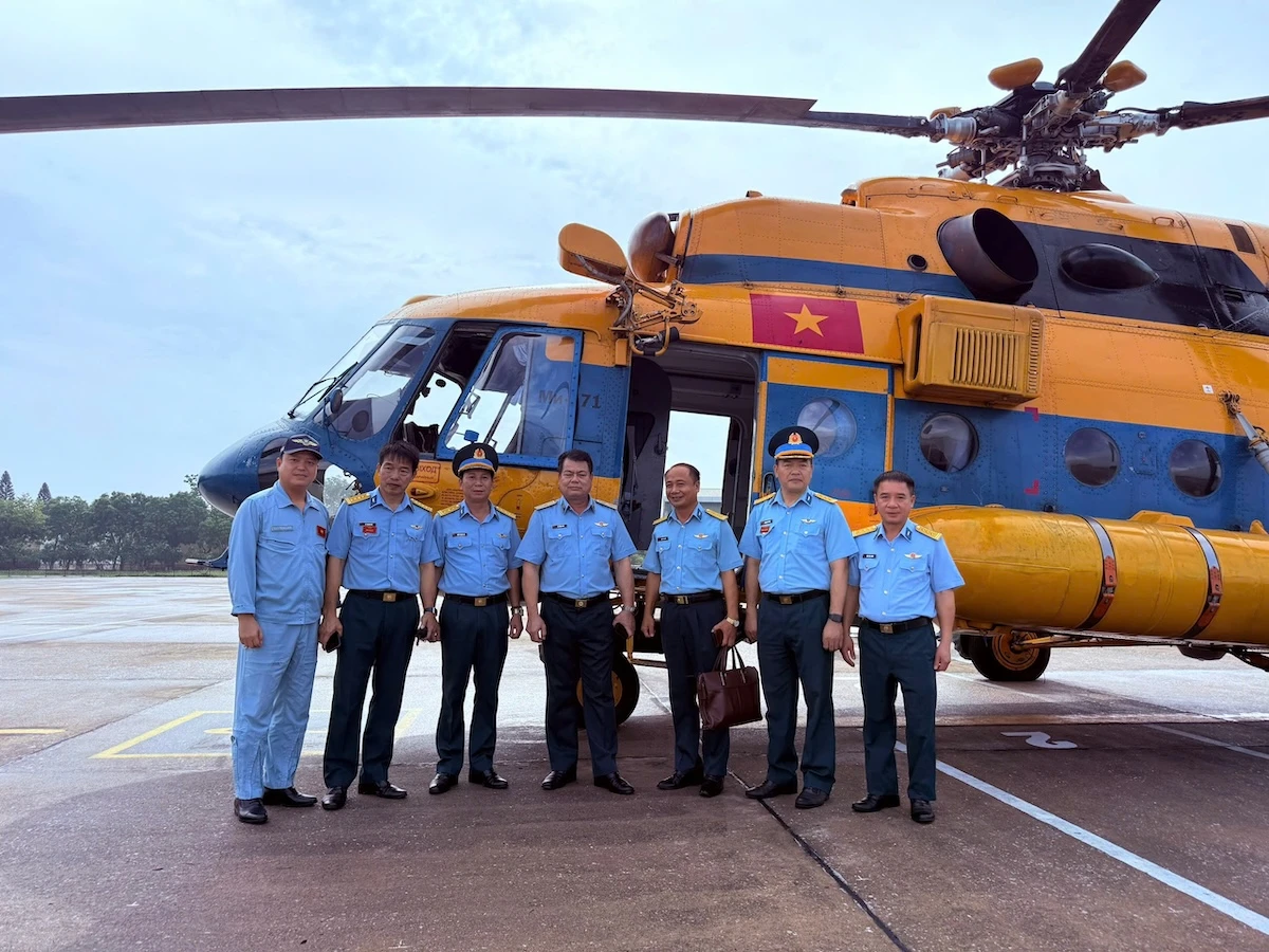 truc-thang-mi-171-va-mi-17-mang-theo-hang-tan-hang-hoa-cuu-tro-vung-lu-8.jpg