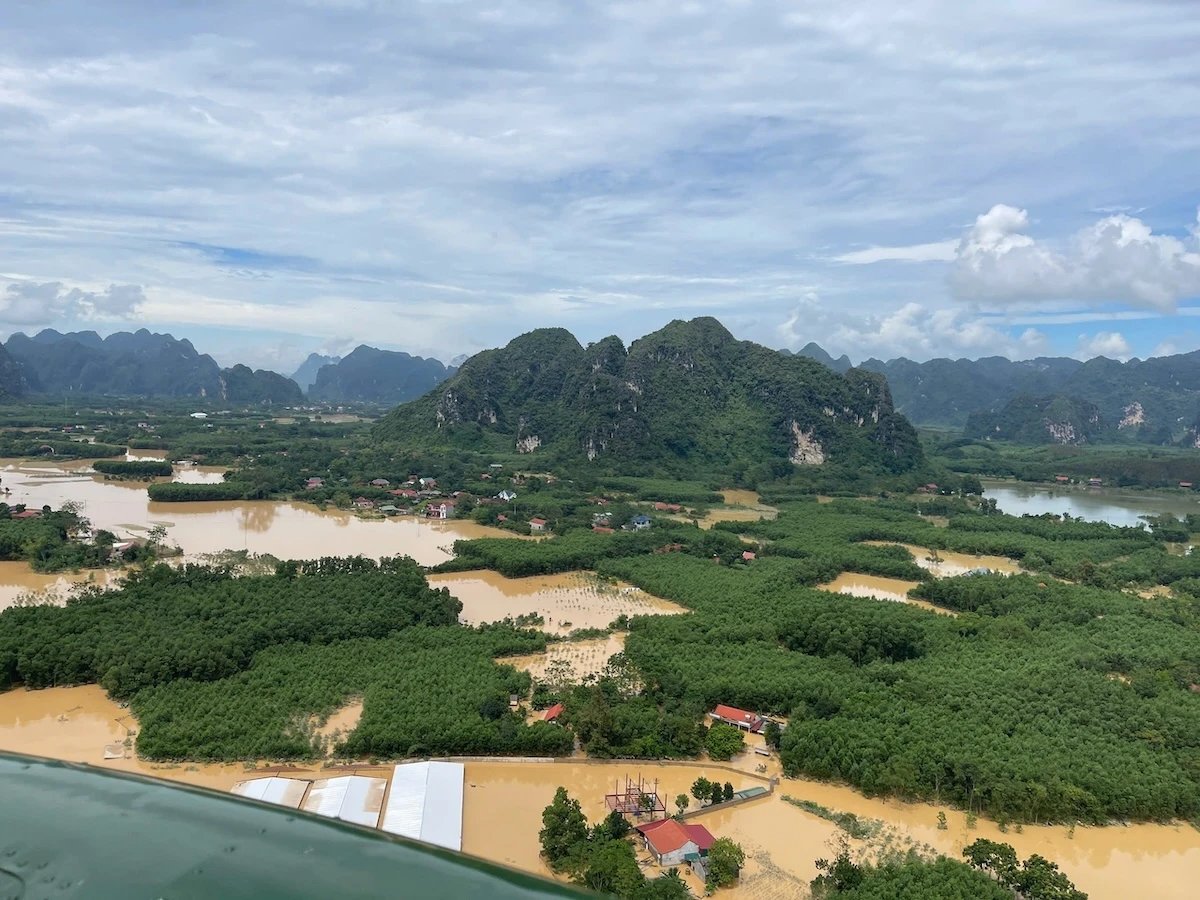 truc-thang-mi-171-va-mi-17-mang-theo-hang-tan-hang-hoa-cuu-tro-vung-lu.jpg