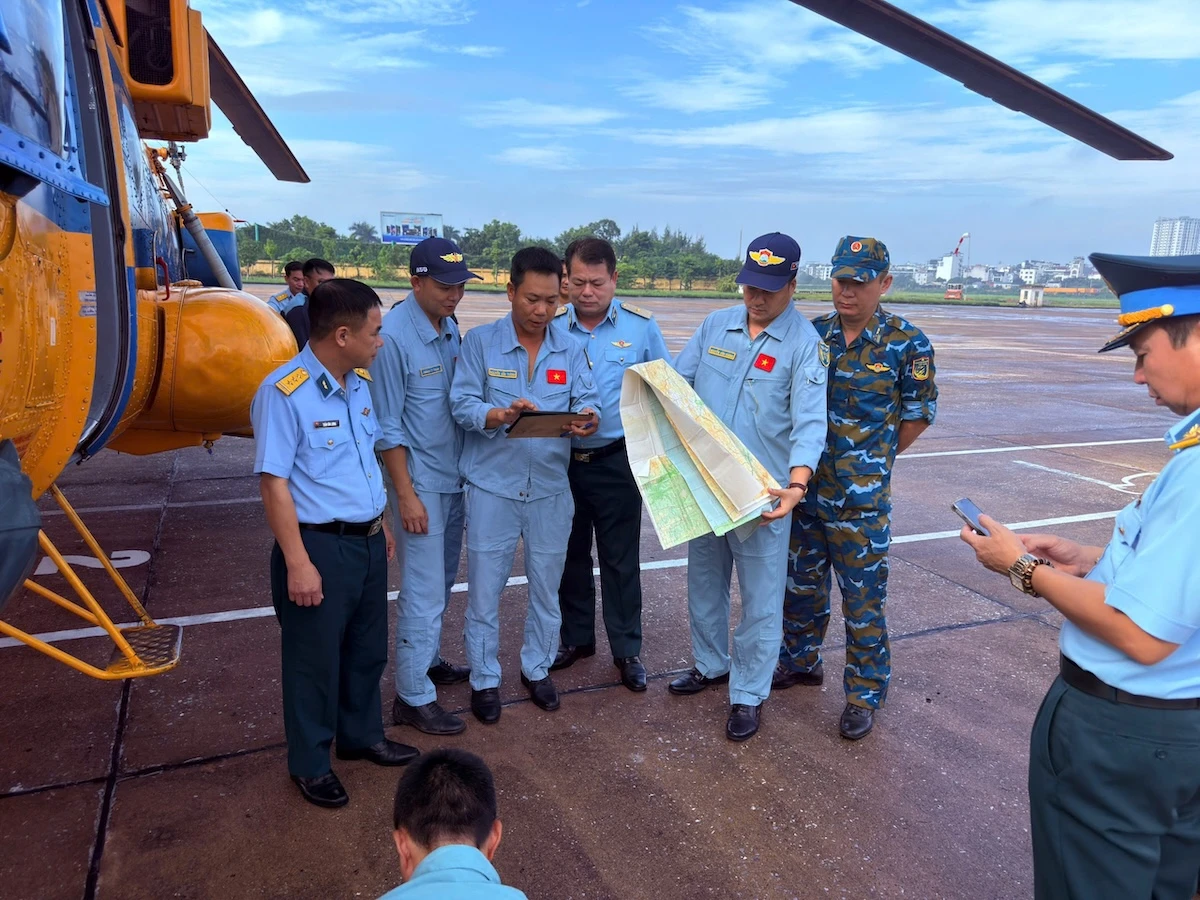 truc-thang-mi-171-va-mi-17-mang-theo-hang-tan-hang-hoa-cuu-tro-vung-lu-9.jpg