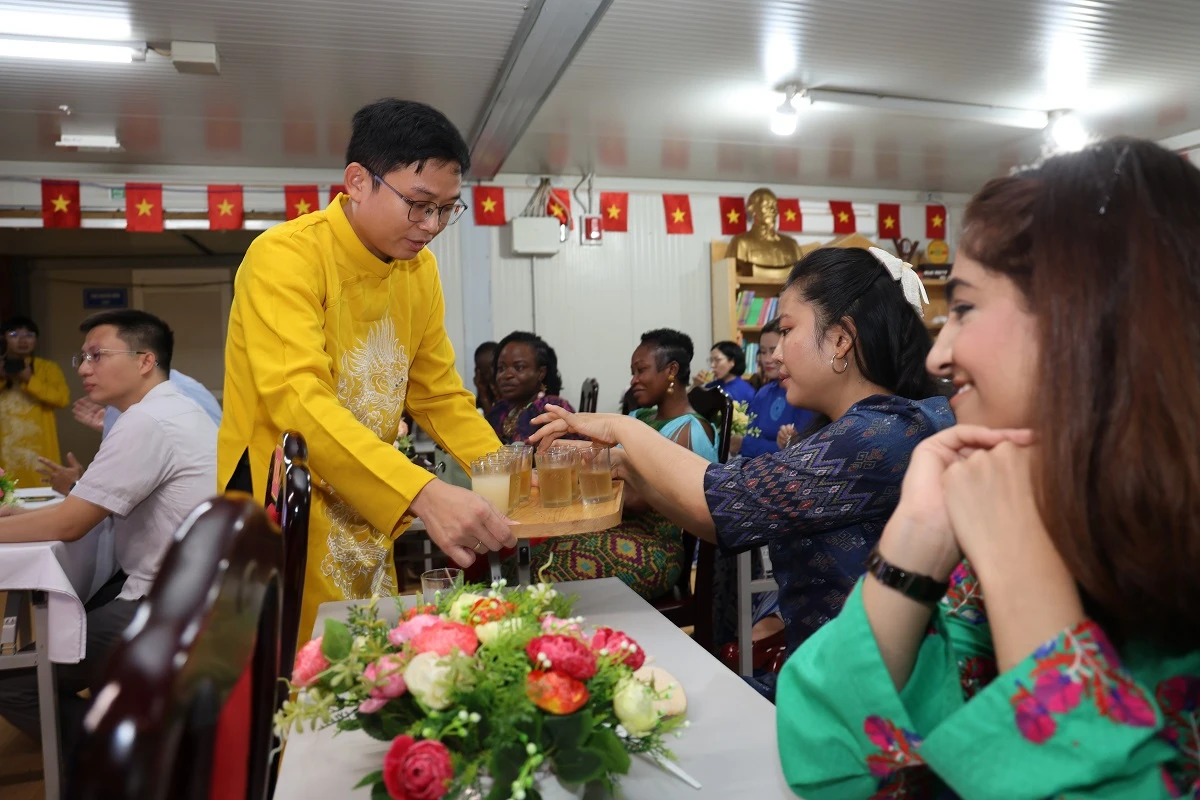 phu-nu-cac-nuoc-chuc-mung-ngay-phu-nu-viet-nam.JPG