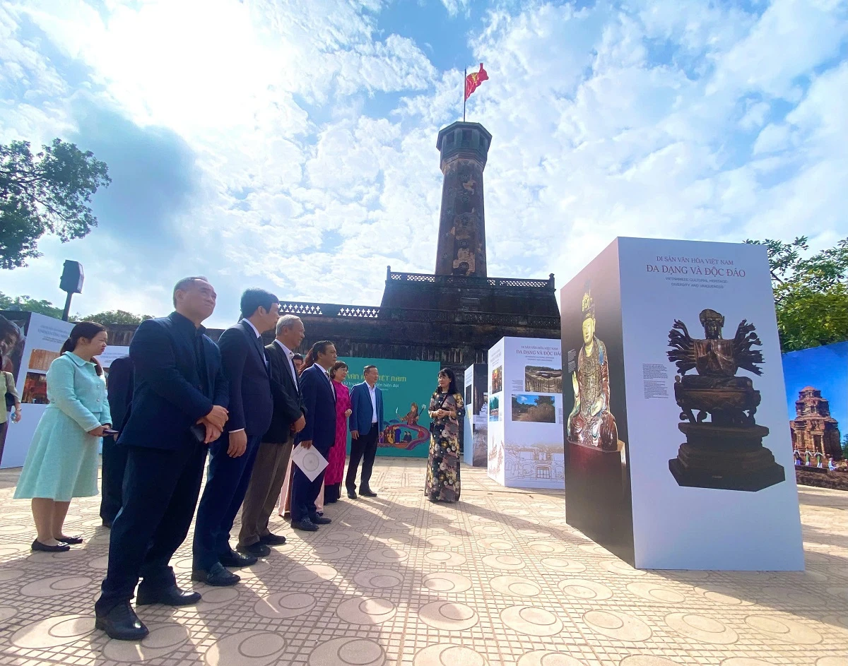 du-khach-quoc-te-thich-thu-xem-di-san-van-hoa-viet-nam-qua-trung-bay-09.jpg