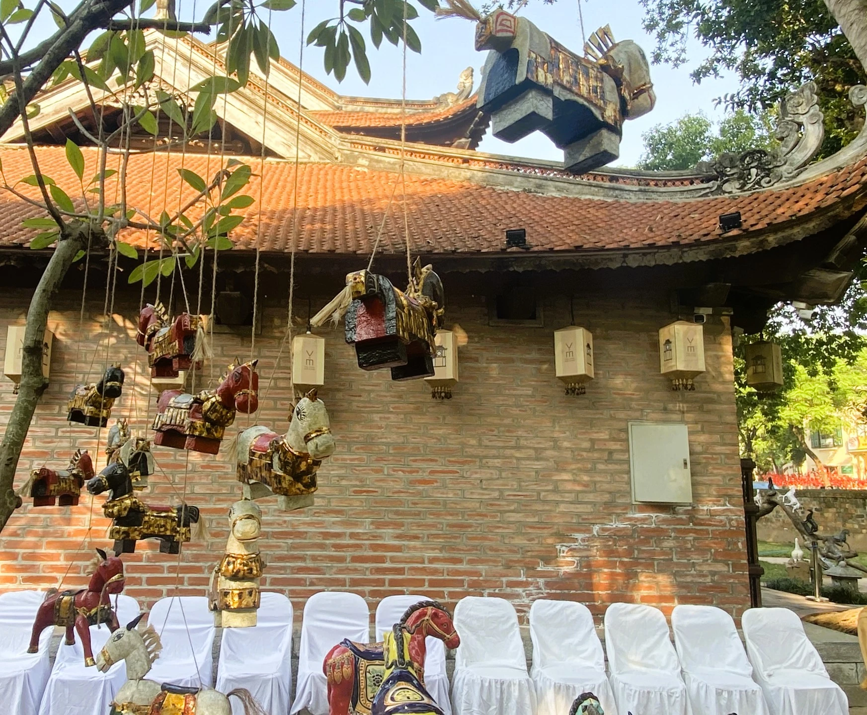 den-van-mieu-quoc-tu-giam-xem-ngua-ve-pho-1.JPEG
