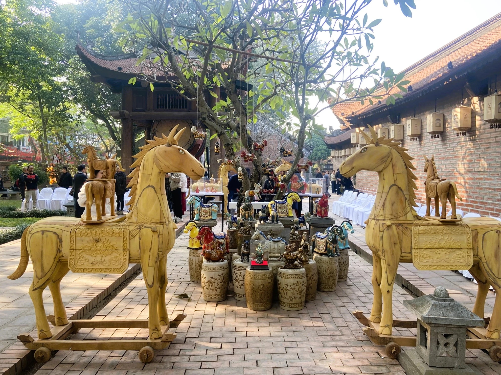den-van-mieu-quoc-tu-giam-xem-ngua-ve-pho-4.JPEG