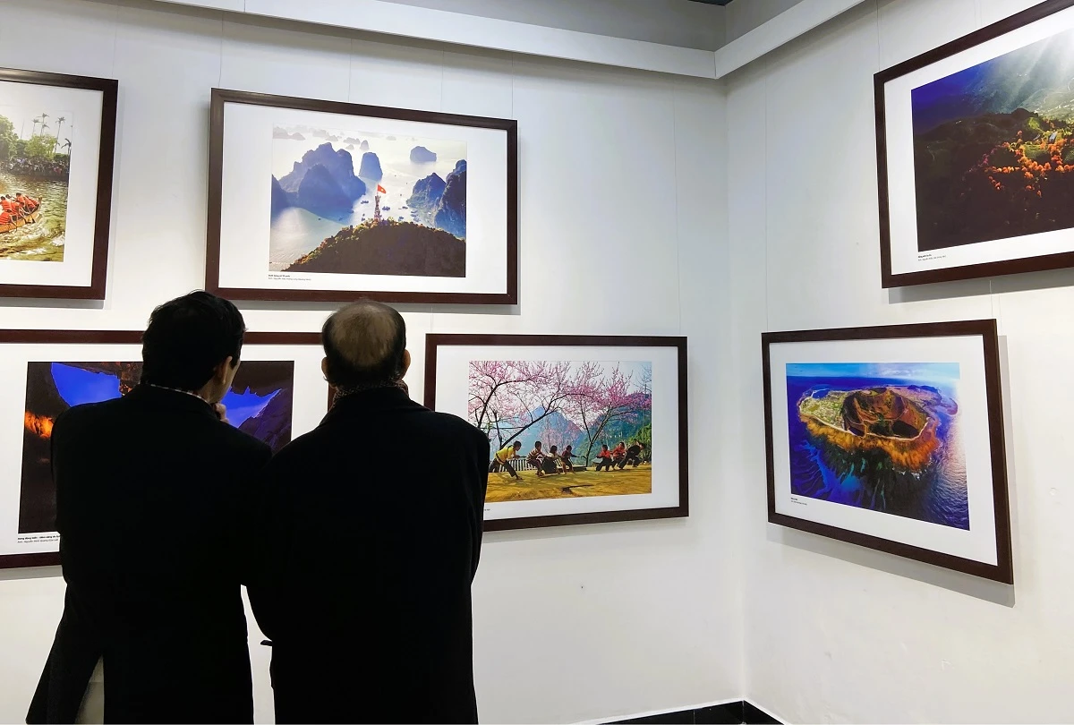 trien-lam-anh-mung-dang-mung-xuan-va-chao-mung-thanh-cong-dai-hoi-lan-thu-xiv-cua-dang-1.jpeg