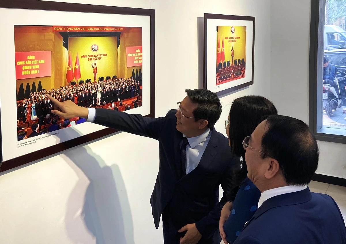 trien-lam-anh-mung-dang-mung-xuan-va-chao-mung-thanh-cong-dai-hoi-lan-thu-xiv-cua-dang.jpeg