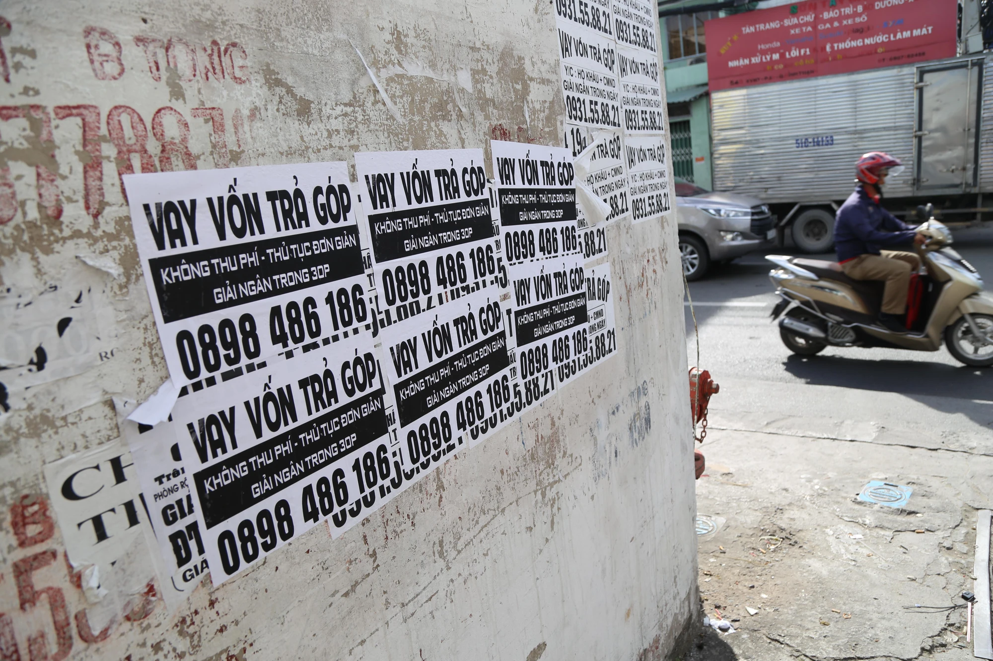Cùng với app vay giả mạo công ty tài chính thì tín dụng đen cũng bủa vây người dân. Ảnh: HOÀNG GIANG Cùng với app vay giả mạo công ty tài chính thì tín dụng đen cũng bủa vây người dân. Ảnh: HOÀNG GIANG
