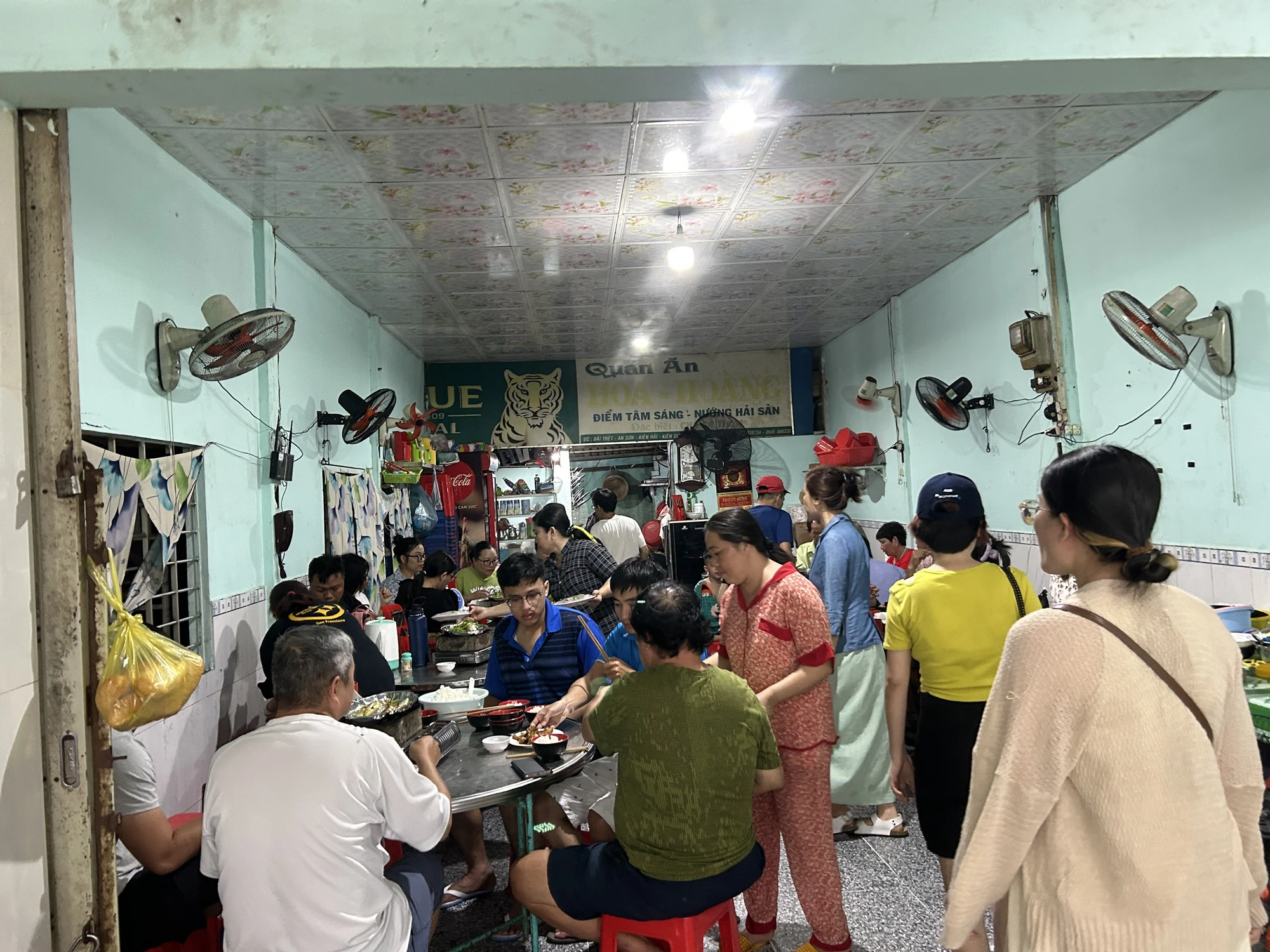Bữa cơm chiều đoàn khách du lịch được mời kể từ lúc bị kẹt tàu, chưa thể trở về đất liền. Ảnh: Hải Dương Bữa cơm chiều đoàn khách du lịch được mời kể từ lúc bị kẹt tàu, chưa thể trở về đất liền. Ảnh: Hải Dương