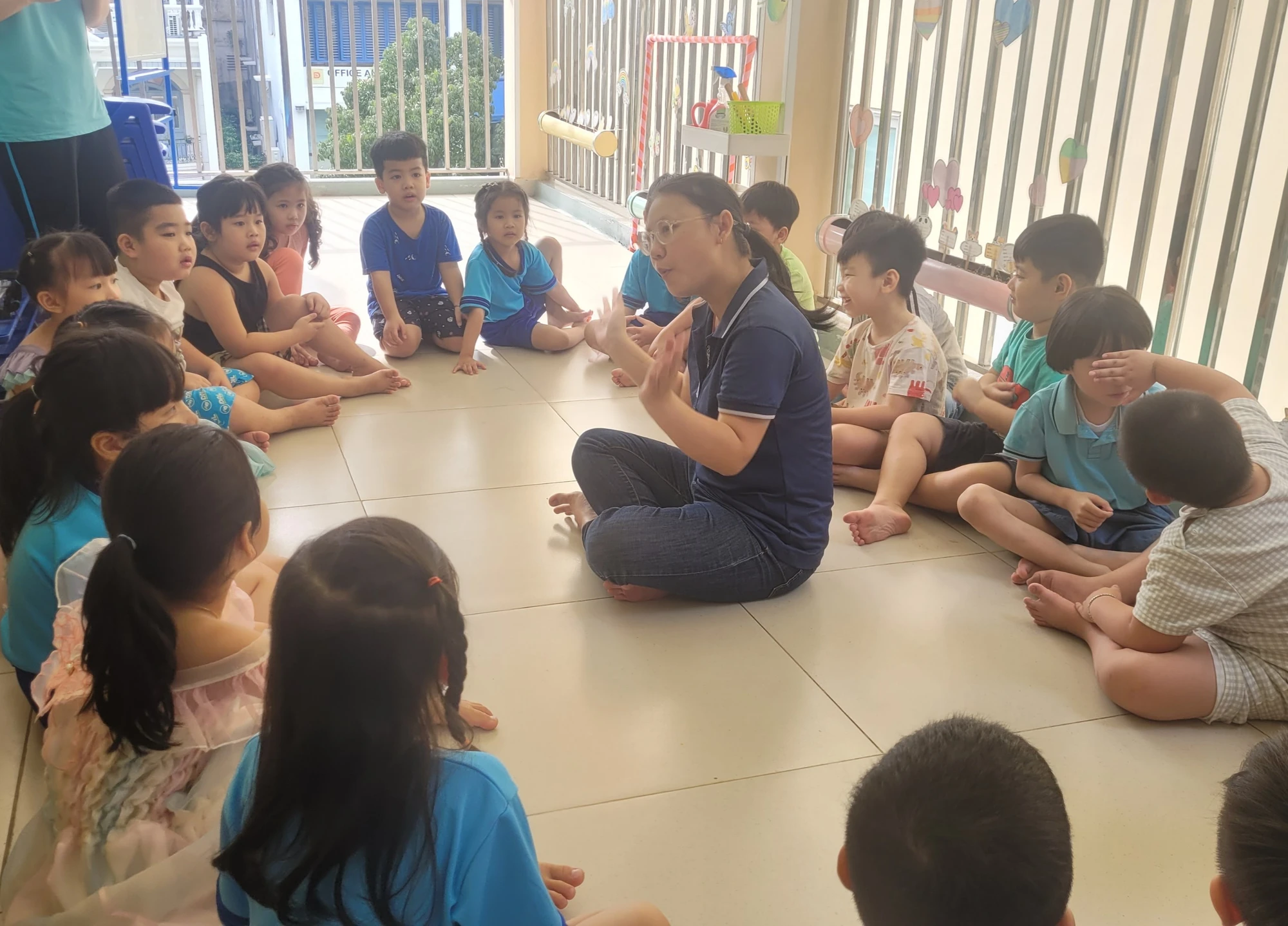 'Đổi vai' để đứng lớp, chăm trẻ, phụ huynh thấu cảm với vất vả của nghề giáo 