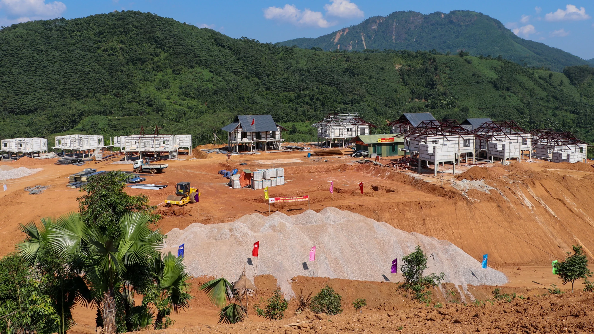 Thôn Làng Nủ hồi sinh trong tình yêu thương của đồng bào cả nước