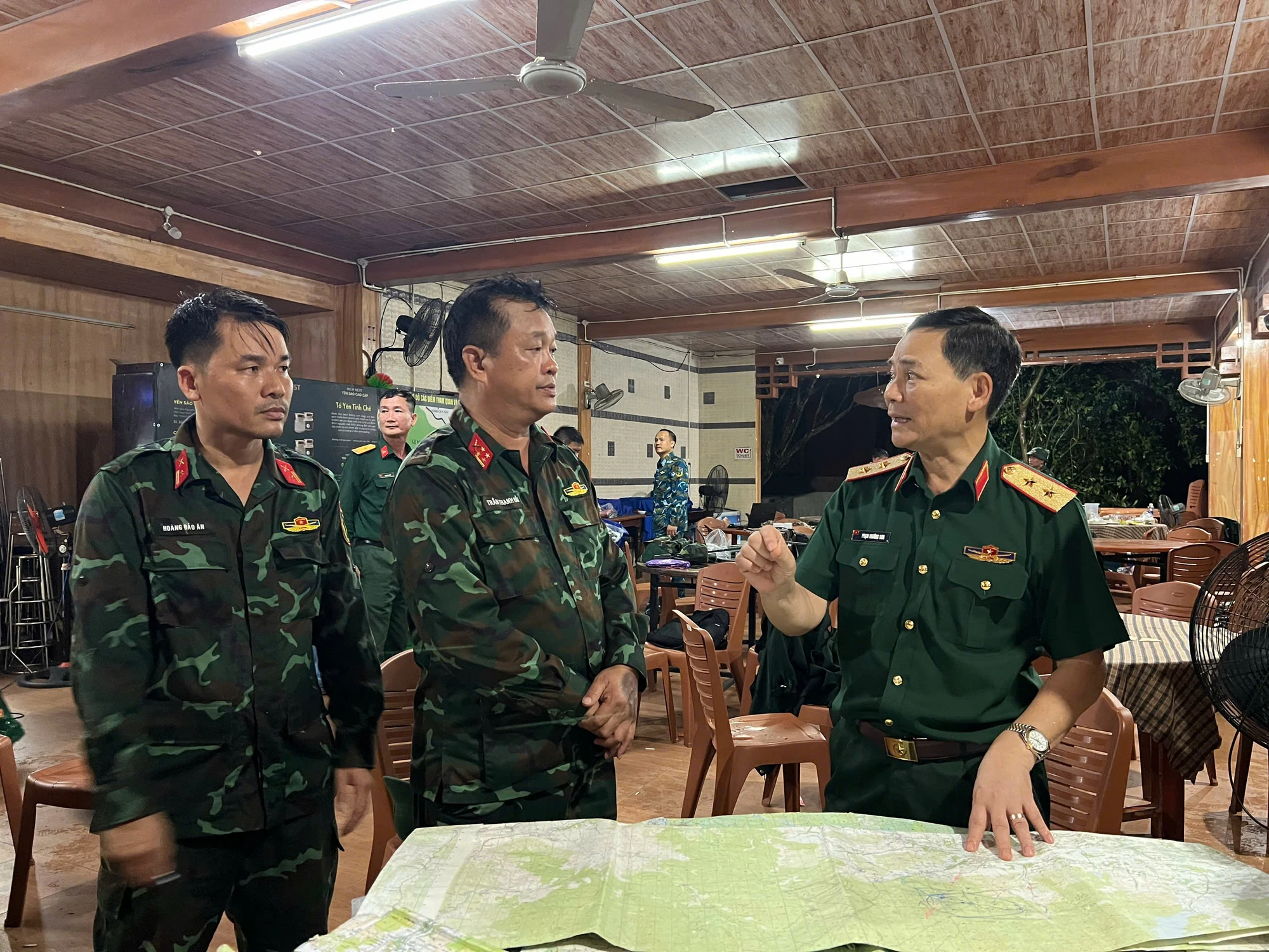 Tối 6-11, Trung tướng Phạm Trường Sơn, Phó Tổng Tham mưu trưởng Quân đội nhân dân Việt Nam (bìa phải) trực tiếp chỉ huy công tác tìm kiếm hai phi công trong vụ máy bay quân sự Yak-130 rơi khi đang bay huấn luyện tại huyện Tây Sơn, tỉnh Bình Định.