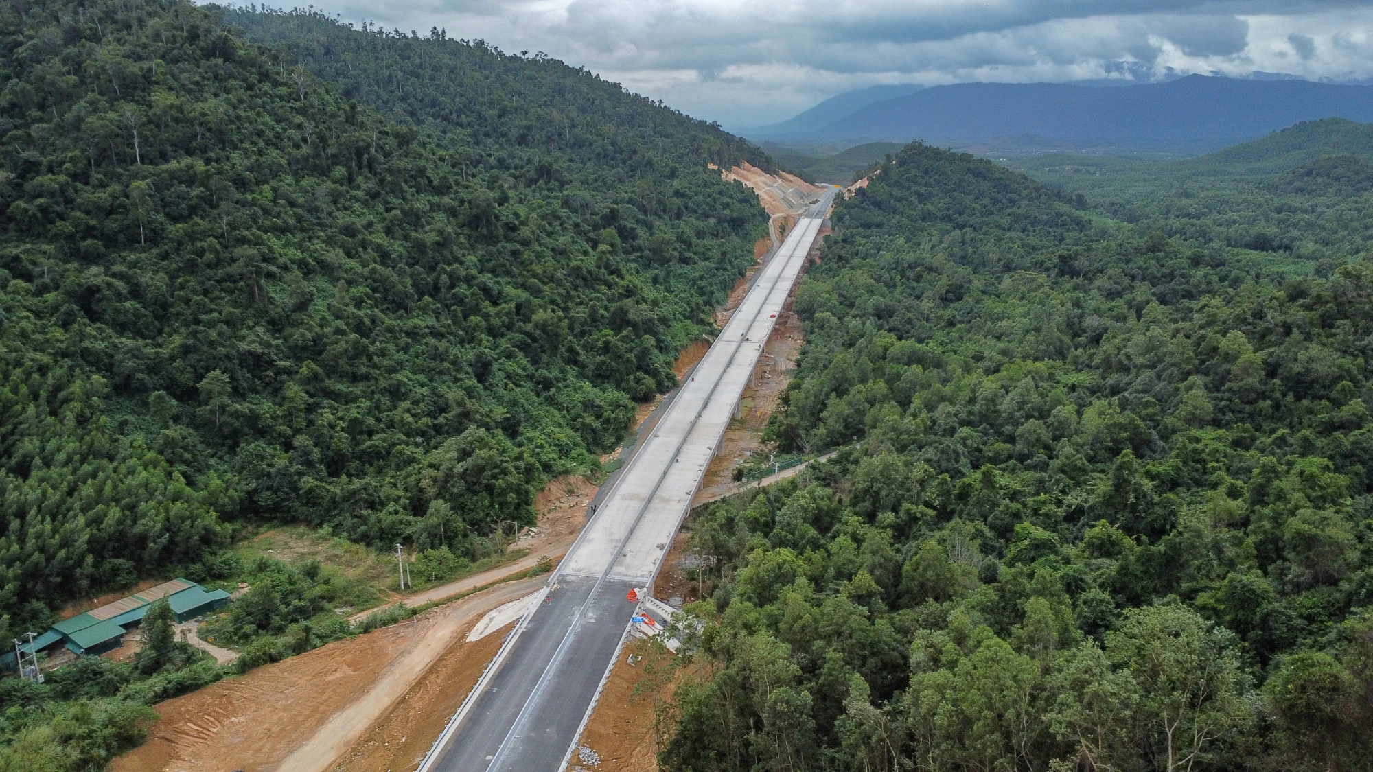 Cầu Khánh Bình- cầu dài nhất trên cao tốc Vân Phong - Nha Trang, đã cơ bản hoàn thành. Cầu dài gần 700 m với 17 nhịp, quy mô bốn làn xe bắc qua tỉnh lộ 8 thuộc xã Khánh Bình, huyện Khánh Vĩnh. Câu cầu này có tổng mức đầu tư hơn 200 tỉ đồng do nhà thầu Vinaconex xây dựng.