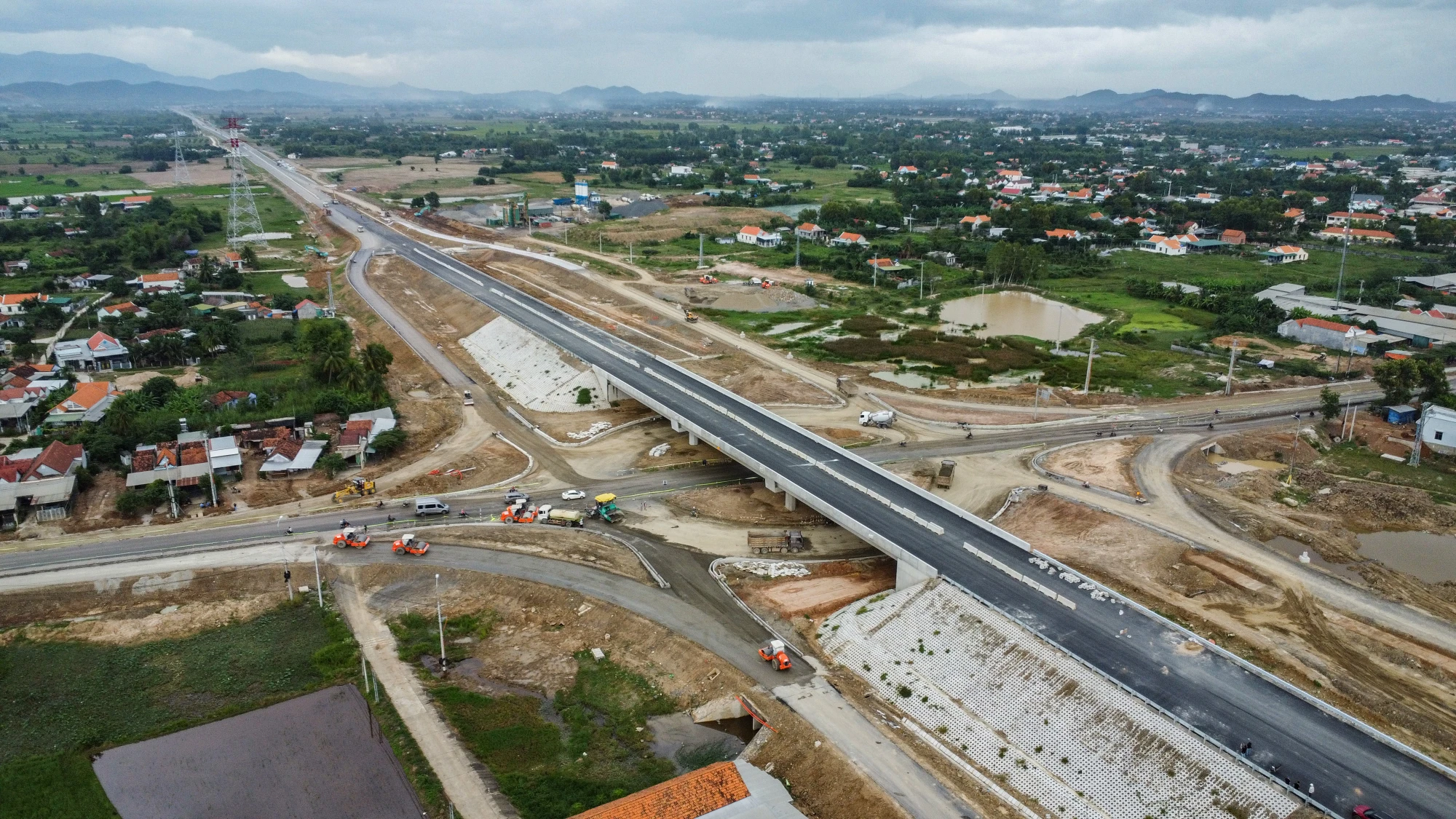 Dự án được khởi công hồi tháng 1-2023. Theo Ban Quản lý dự án 7, đến nay dự án cơ bản đã thông tuyến, trong đó phần nền đường đã thi công được 77 km.
