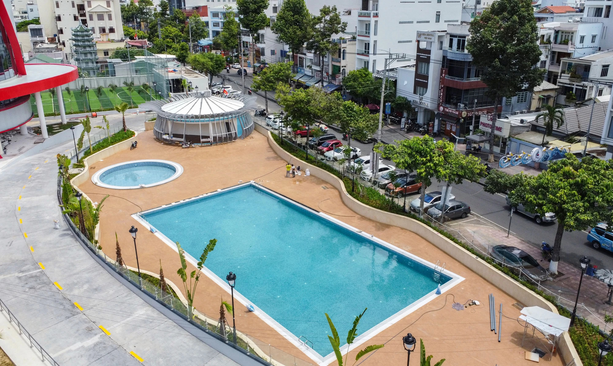 Hồ bơi trong khuôn viên Cung thiếu nhi văn hóa rộng hơn 300 m2, sâu 1,6-1,8 m, phục vụ trong việc dạy, học bơi cũng như tổ chức các cuộc thi bơi lội.