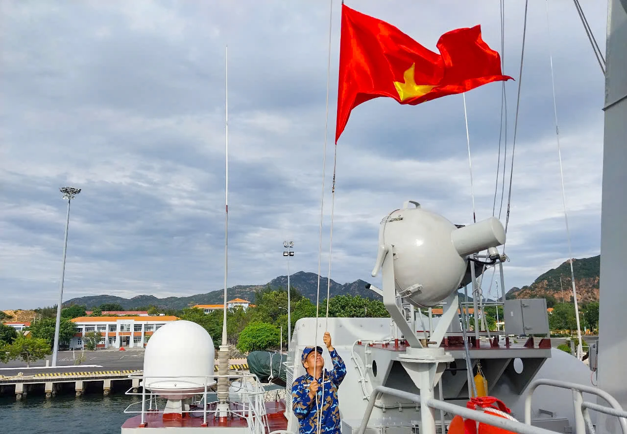 2. Thực hiện nội dung treo quốc kỳ trên tàu Hải quân.jpg