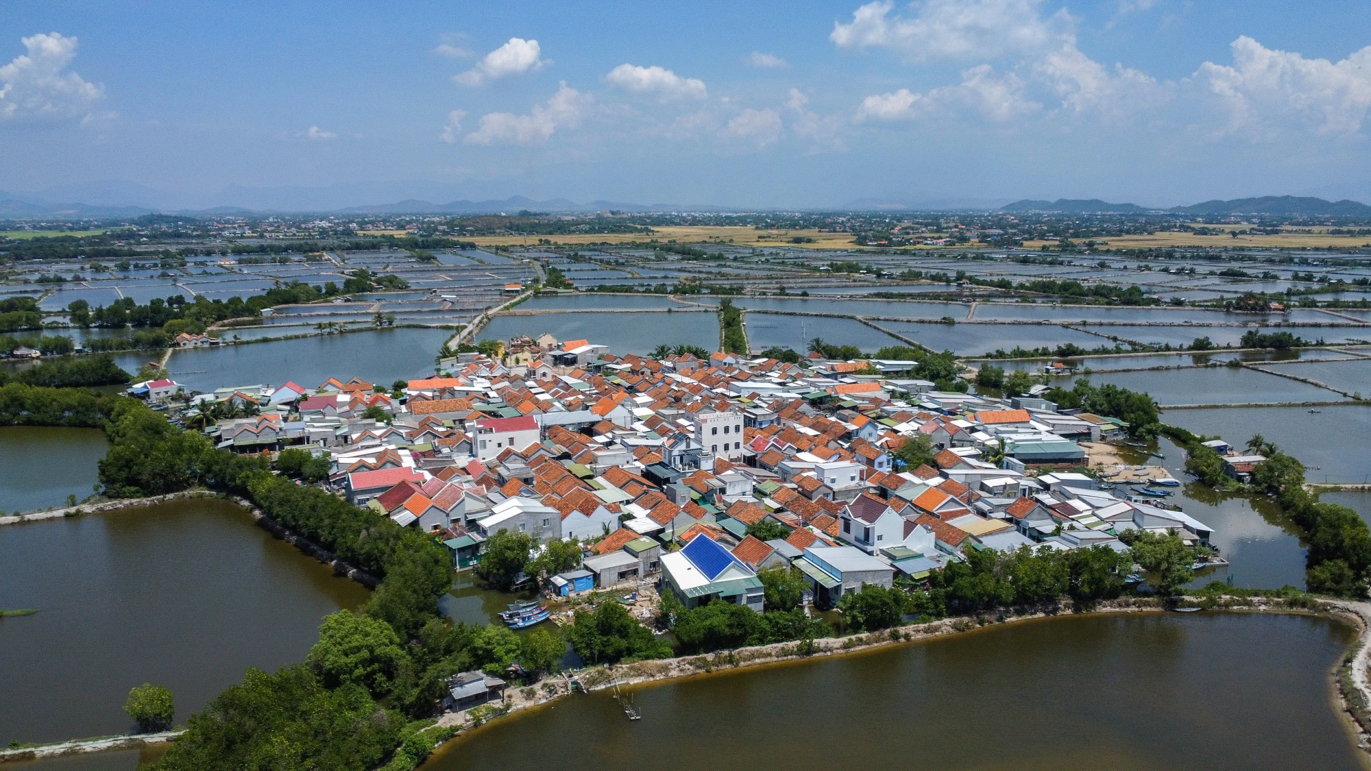 Với vẻ đẹp bình yên, độc đáo, làng Hà Liên lọt vào 'Top 7 ấn tượng Việt Nam” năm 2024 do Sài Gòn Tiếp Thị - một ấn phẩm thuộc nhóm tạp chí Kinh tế Sài Gòn (Saigon Times Group) tổ chức. Chương trình này nhằm đồng hành cùng sự phát triển du lịch bền vững, góp phần tìm ra những điểm đến mới lạ của Việt Nam.