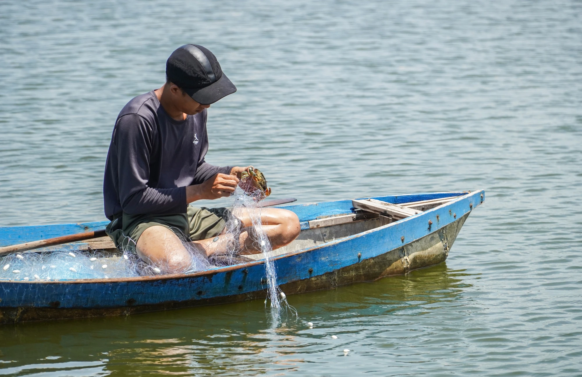 Người dân ở Hà Liên chủ yếu sống bằng nghề đánh bắt thủy hải sản, nuôi tôm, cua ở đầm Nha Phu.