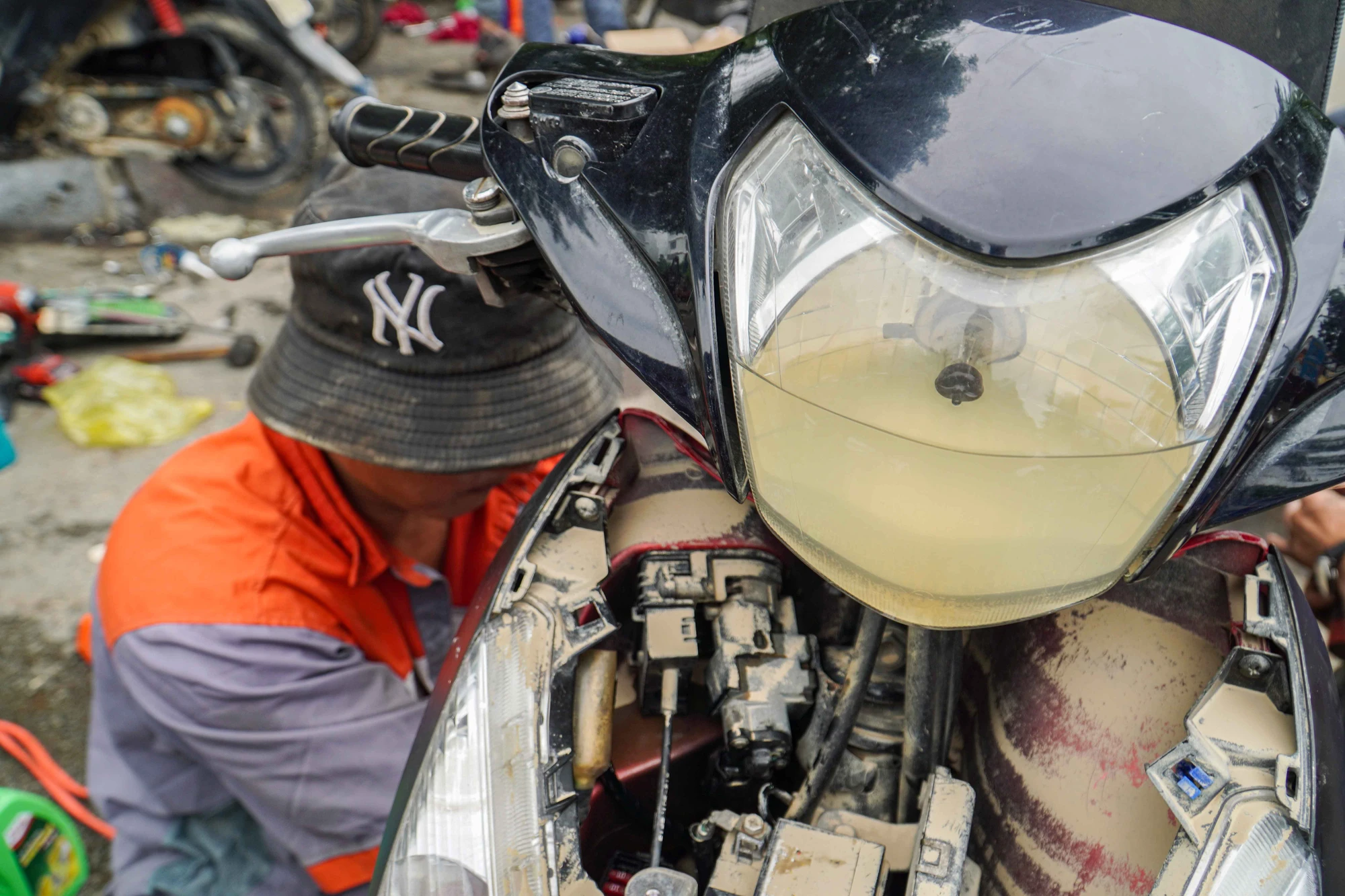 Hàng ngàn xe máy bị ngập sau trận lụt lịch sử ở Nha Trang được sửa miễn phí