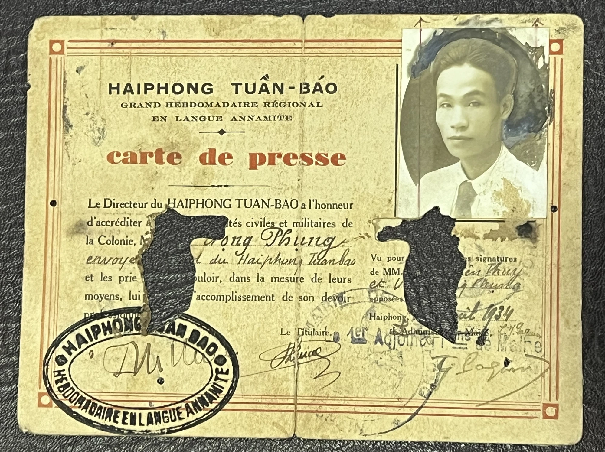 Đây là hiện vật đặc biệt, thẻ nhà báo của Vũ Trọng Phụng năm 1934. Đây còn là một trong những di vật hiếm hoi của Vũ Trọng Phụng (1912 - 1939), nhà văn – nhà báo nổi tiếng của Việt Nam vào đầu thế kỷ 20, tặng cho một người bạn tại Sài Gòn. Trên thẻ mô tả ông đang giữ chức vụ phóng viên tại Hải Phòng tuần báo và có bút tích của cố nhà văn. Ảnh tư liệu: HOÀNG MINH Đây là hiện vật đặc biệt, thẻ nhà báo của Vũ Trọng Phụng năm 1934. Đây còn là một trong những di vật hiếm hoi của Vũ Trọng Phụng (1912 - 1939), nhà văn – nhà báo nổi tiếng của Việt Nam vào đầu thế kỷ 20, tặng cho một người bạn tại Sài Gòn. Trên thẻ mô tả ông đang giữ chức vụ phóng viên tại Hải Phòng tuần báo và có bút tích của cố nhà văn. Ảnh tư liệu: HOÀNG MINH