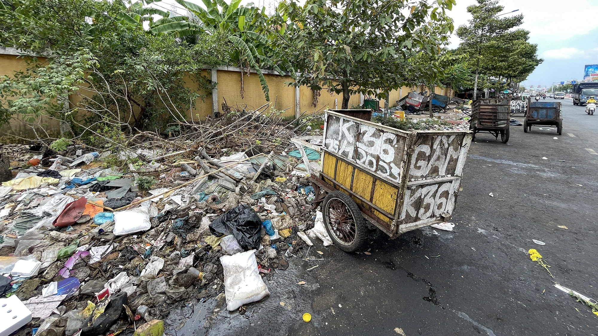 Một người dân sinh sống gần khu vực tập kết rác chia sẻ: “Những ngày nắng nóng và ngay lúc xe rác về nhiều, tình trạng hôi thối càng kinh khủng hơn. Còn những lúc có mưa, nước dơ chảy đi kéo dài cả khu vực, mùi rất khó chịu”. Một người dân sinh sống gần khu vực tập kết rác chia sẻ: “Những ngày nắng nóng và ngay lúc xe rác về nhiều, tình trạng hôi thối càng kinh khủng hơn. Còn những lúc có mưa, nước dơ chảy đi kéo dài cả khu vực, mùi rất khó chịu”.