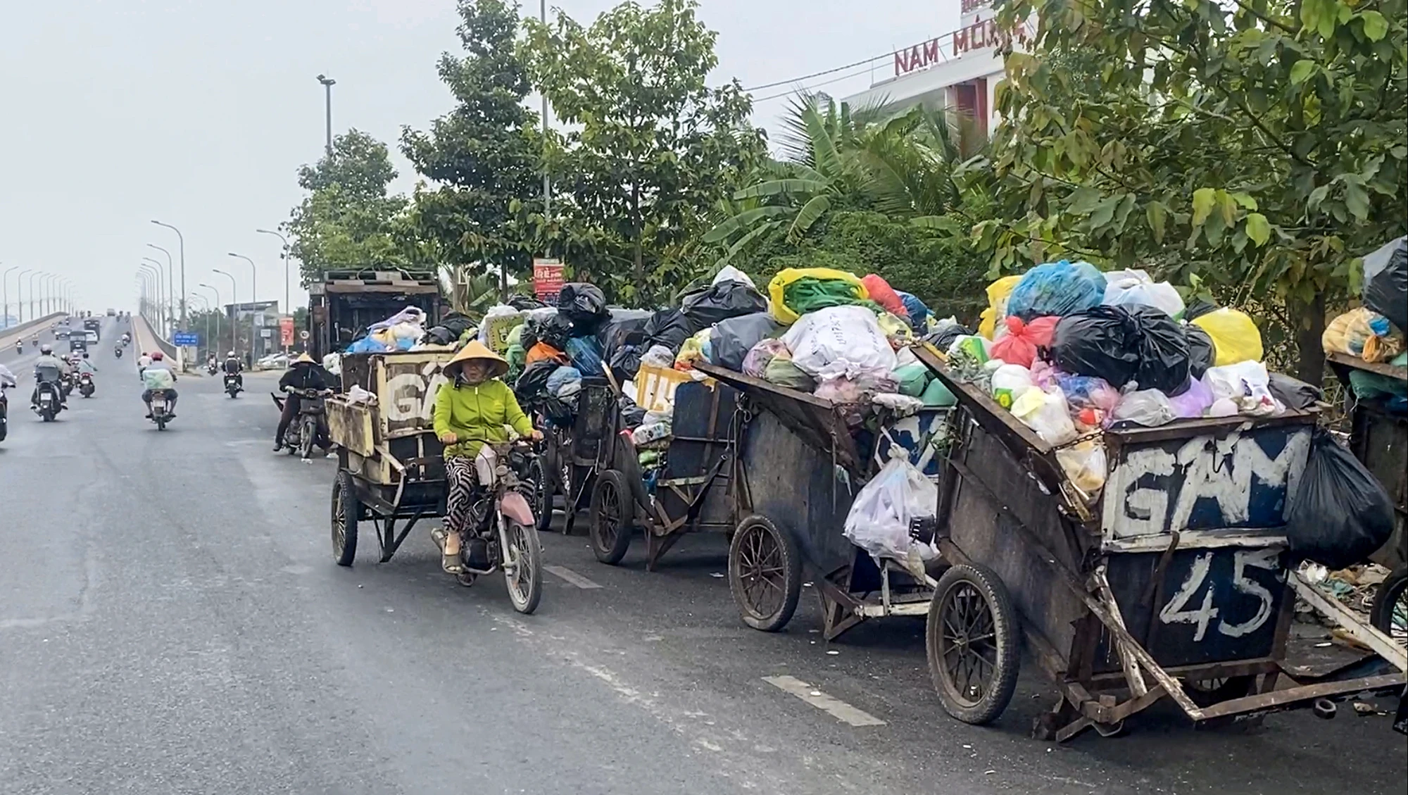 Ngoài ra, người điều khiển phương tiện gom rác trong quá trình làm việc có người đã điều khiển phương tiện chạy ngược chiều tiềm ẩn nguy cơ tai nạn giao thông rất cao. Ngoài ra, người điều khiển phương tiện gom rác trong quá trình làm việc có người đã điều khiển phương tiện chạy ngược chiều tiềm ẩn nguy cơ tai nạn giao thông rất cao.