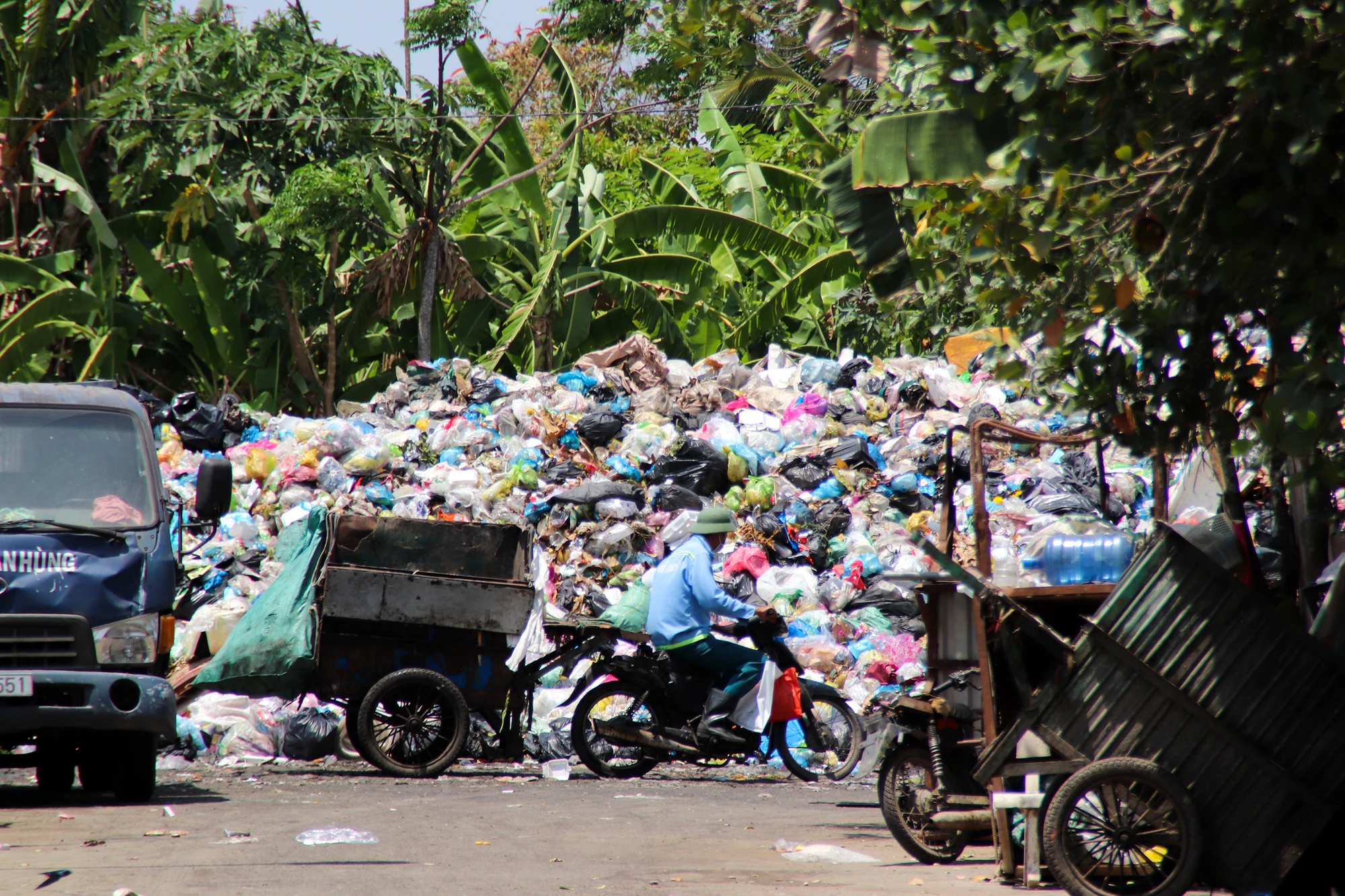 Ông Võ Thành Tuấn, Chủ tịch UBND phường An Khánh (quận Ninh Kiều, TP Cần Thơ) cho biết đã kiến nghị đến UBND quận trong các cuộc họp giao ban. Theo ông Tuấn, do nhà máy đốt rác thay đổi giờ tiếp nhận rác, do đó xe trung chuyển rác xoay vòng không kịp làm lượng rác tại đây tồn nhiều. Ông Võ Thành Tuấn, Chủ tịch UBND phường An Khánh (quận Ninh Kiều, TP Cần Thơ) cho biết đã kiến nghị đến UBND quận trong các cuộc họp giao ban. Theo ông Tuấn, do nhà máy đốt rác thay đổi giờ tiếp nhận rác, do đó xe trung chuyển rác xoay vòng không kịp làm lượng rác tại đây tồn nhiều.