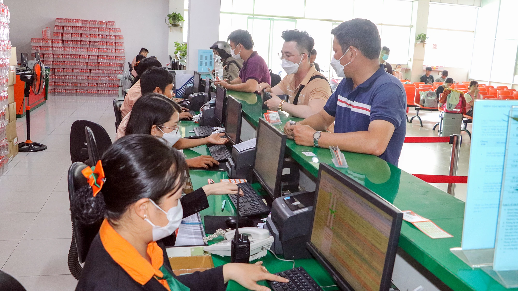 “Các tuyến có đông khách là từ TP.HCM về Cần Thơ đã đông từ hôm qua (28-4), còn tại Cần Thơ tuyến đi Rạch Giá (Kiên Giang), Châu Đốc (An Giang) và Cà Mau sáng nay bắt đầu đông dần do những người đi học, đi làm bắt đầu về quê nghỉ lễ” - đại diện một nhà xe ở bến xe Trung tâm TP Cần Thơ chia sẻ. “Các tuyến có đông khách là từ TP.HCM về Cần Thơ đã đông từ hôm qua (28-4), còn tại Cần Thơ tuyến đi Rạch Giá (Kiên Giang), Châu Đốc (An Giang) và Cà Mau sáng nay bắt đầu đông dần do những người đi học, đi làm bắt đầu về quê nghỉ lễ” - đại diện một nhà xe ở bến xe Trung tâm TP Cần Thơ chia sẻ.