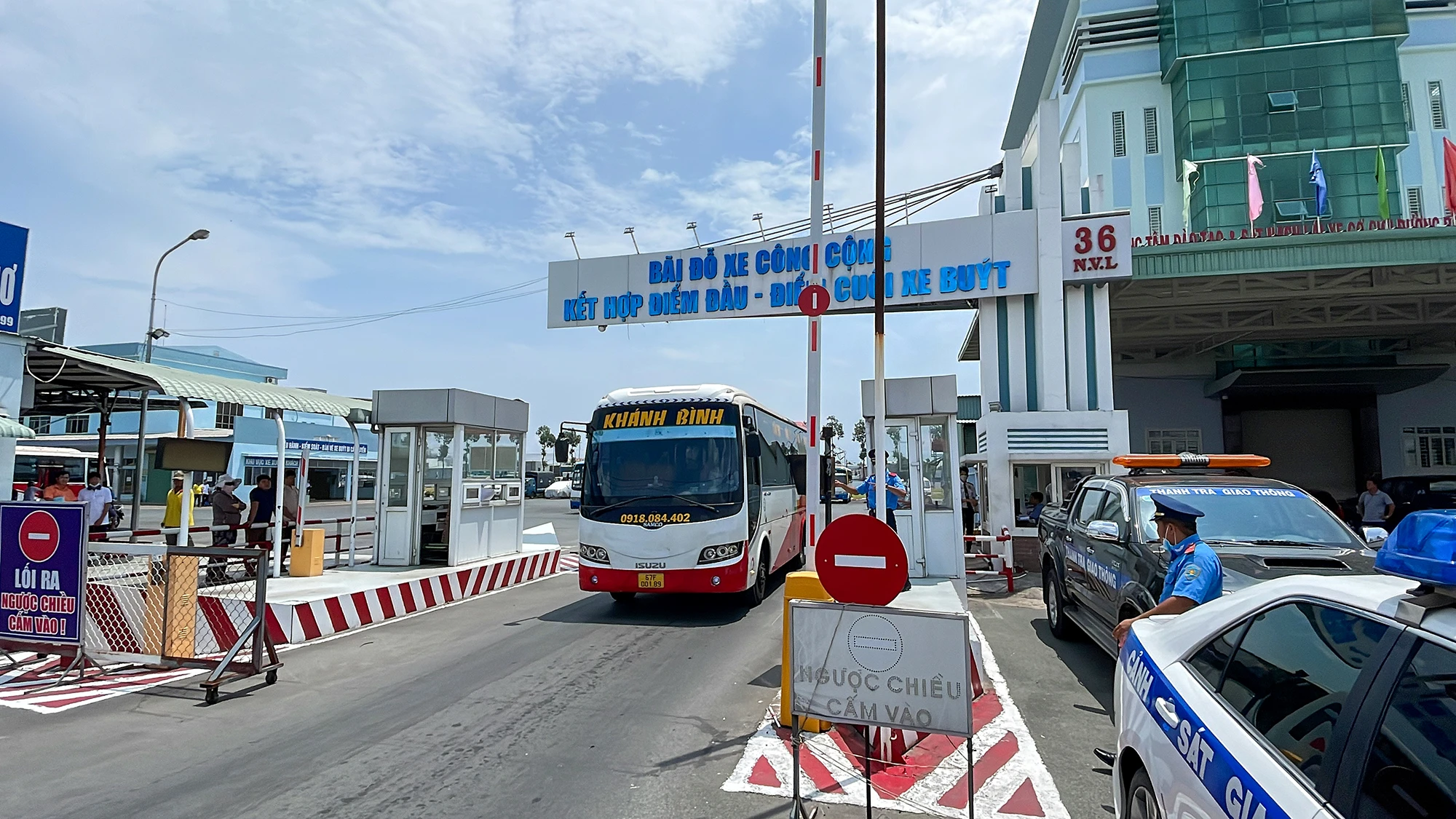 Theo trình bày của người điều khiển và chủ xe, nơi đây là điểm nhận hàng hóa từ hồi dịch COVID-19, sau đó, khách hàng quen dần nên sau khi rước khách ở bến xe Trung tâm thì ghé địa điểm này để nhận hàng hóa. Ảnh: CHÂU ANH