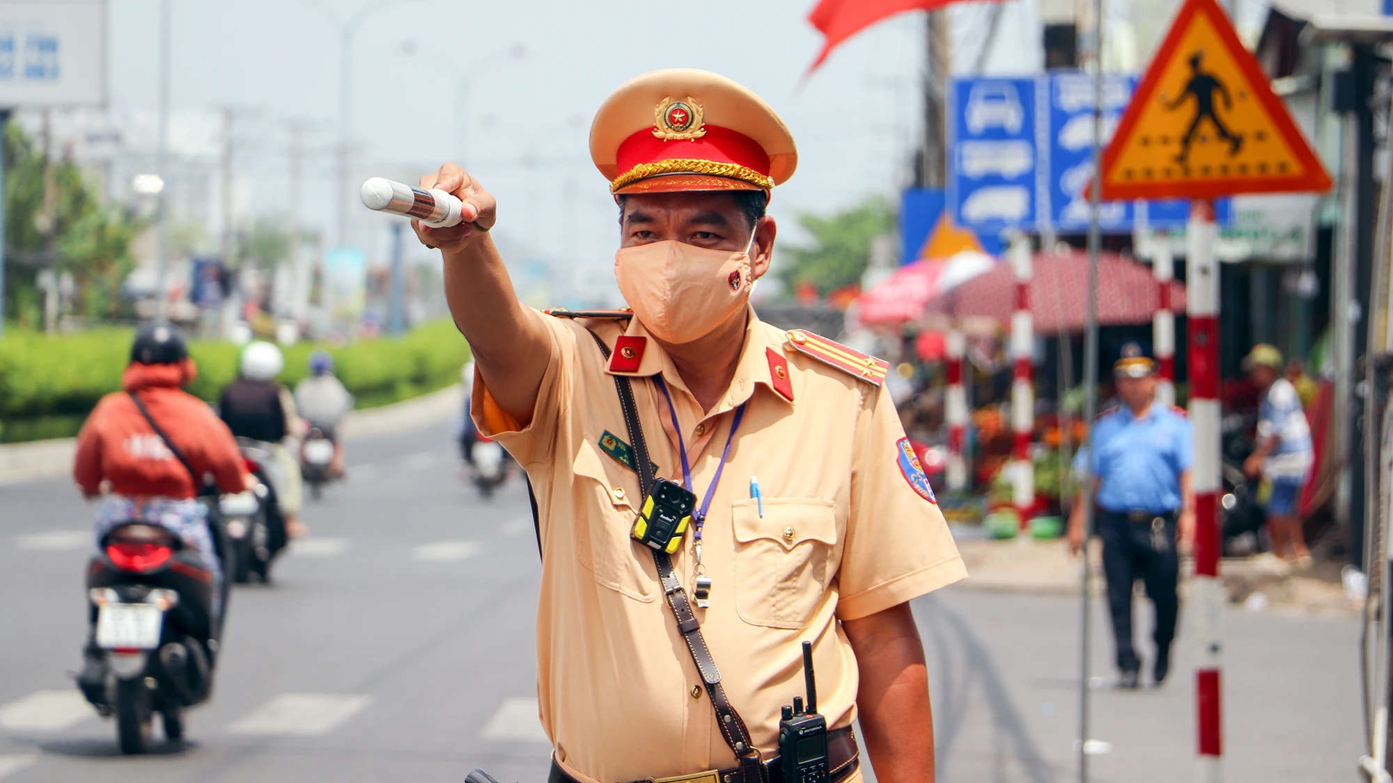 Cùng ngày, trên đường Nguyễn Văn Linh (đoạn trước bãi đỗ xe công cộng kết hợp điểm đầu cuối xe buýt) đoàn đã lập biên bản một phương tiện vận tải tuyến cố định với hành vi vi phạm điều khiển xe vận chuyển hành khách không có nhân viên phục vụ trên xe đối với những xe quy định phải có nhân viên phục vụ. Ảnh: CHÂU ANH