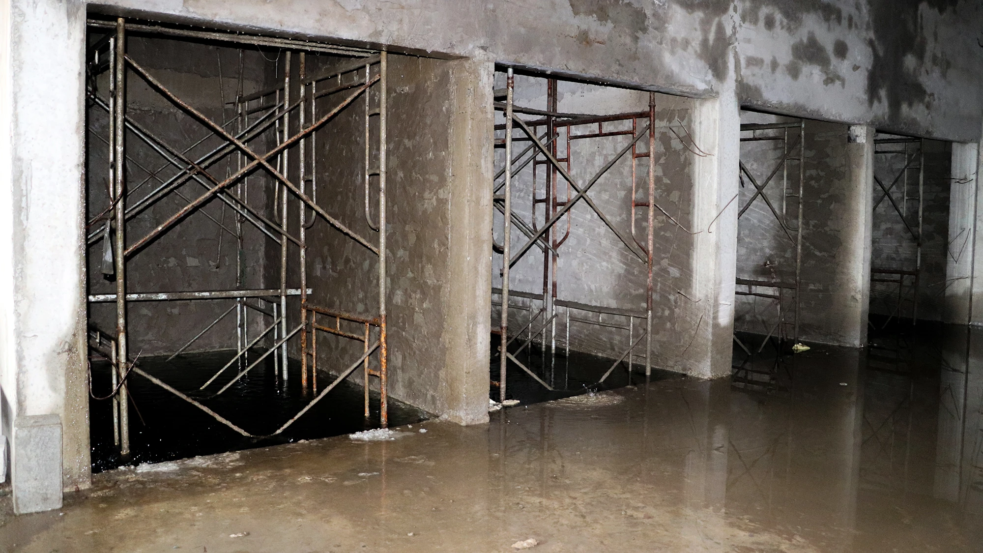 Theo UBND TP Cần Thơ, nguyên nhân tiến độ triển khai giải ngân vốn chậm là do vướng mắc về hợp đồng thương mại ký kết giữa nhà thầu Hungary và chủ dự án là Sở Y tế TP Cần Thơ. Cụ thể, cả hai bên không đạt được thống nhất về phương thức xác định hàng hóa xuất xứ Hungary và danh mục hàng hóa, thiết bị y tế để đảm bảo tỉ lệ xuất xứ Hungary tối thiểu 50% theo quy định tại Hiệp định khung. Theo UBND TP Cần Thơ, nguyên nhân tiến độ triển khai giải ngân vốn chậm là do vướng mắc về hợp đồng thương mại ký kết giữa nhà thầu Hungary và chủ dự án là Sở Y tế TP Cần Thơ. Cụ thể, cả hai bên không đạt được thống nhất về phương thức xác định hàng hóa xuất xứ Hungary và danh mục hàng hóa, thiết bị y tế để đảm bảo tỉ lệ xuất xứ Hungary tối thiểu 50% theo quy định tại Hiệp định khung.