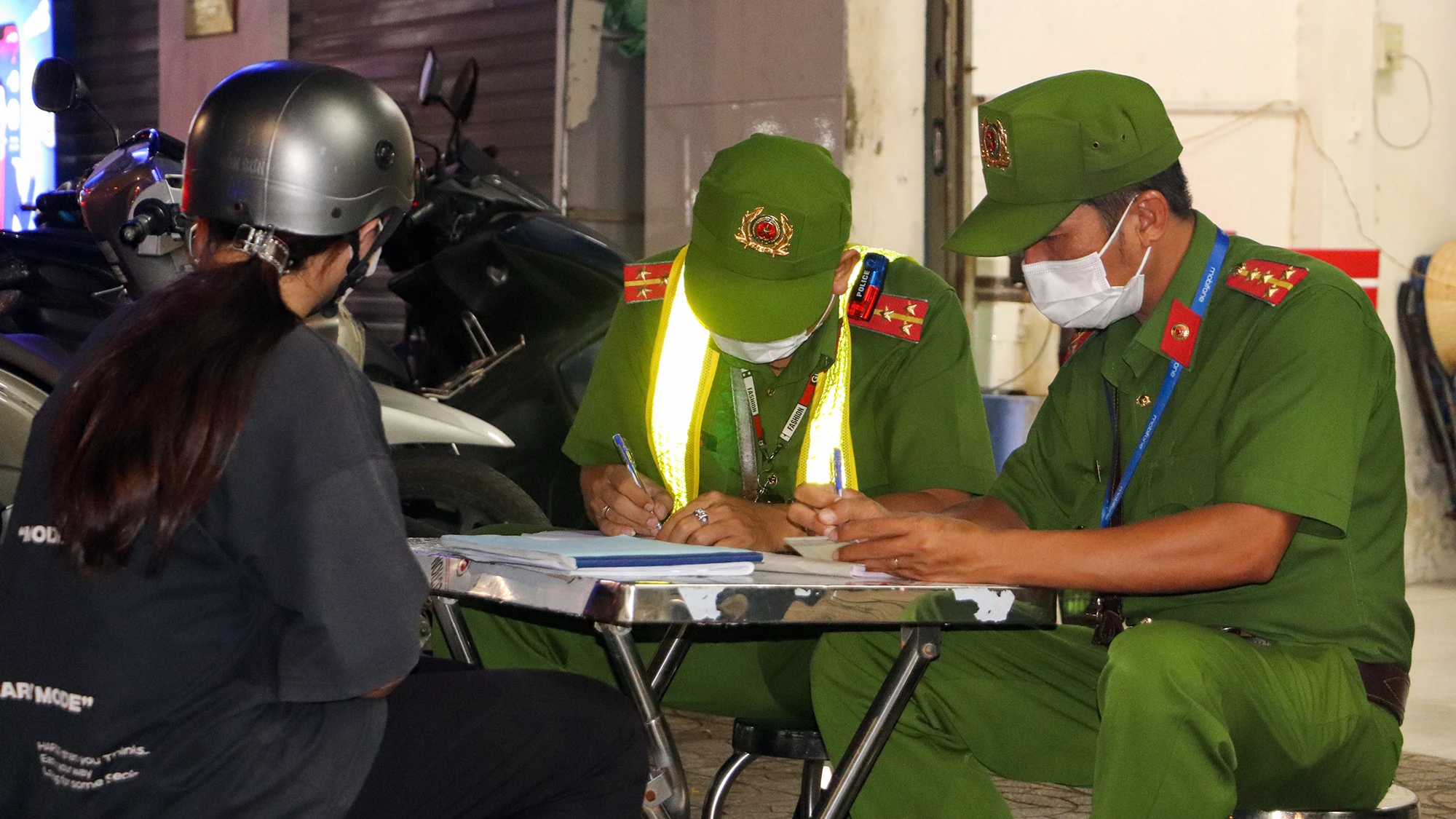“Đa phần các trường hợp vi phạm đều là các bạn sinh viên, mức phạt đối với hành vi điều khiển phương tiện đi ngược chiều là 1-2 triệu, ngoài ra còn bị tước giấy phép lái xe từ 1-3 tháng. Việc điều khiển phương tiện đi ngược chiều rất nguy hiểm cho bản thân và cho người khác, do đó bà con nên tuân thủ theo biển báo và việc tổ chức giao thông của cơ quan chức năng” - một chiến sĩ Đội CSTT khuyến cáo. “Đa phần các trường hợp vi phạm đều là các bạn sinh viên, mức phạt đối với hành vi điều khiển phương tiện đi ngược chiều là 1-2 triệu, ngoài ra còn bị tước giấy phép lái xe từ 1-3 tháng. Việc điều khiển phương tiện đi ngược chiều rất nguy hiểm cho bản thân và cho người khác, do đó bà con nên tuân thủ theo biển báo và việc tổ chức giao thông của cơ quan chức năng” - một chiến sĩ Đội CSTT khuyến cáo.