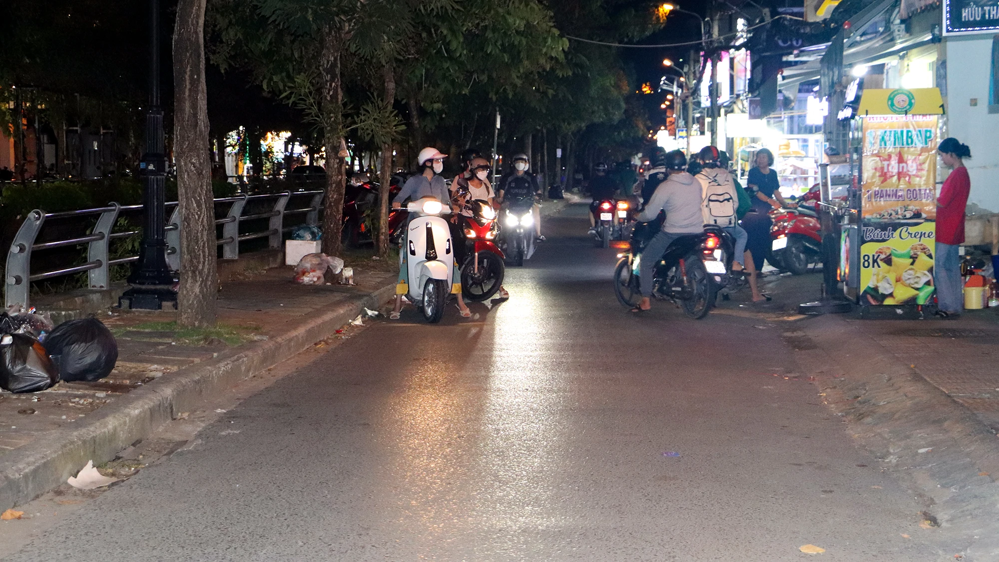 Cùng đi với đoàn, PV PLO ghi nhận có khá nhiều phương tiện lưu thông ngược chiều, dù phía hai đầu đường đều có gắn biển cấm. Trong khoảng 30 phút, lực lượng chức năng đã phát hiện, xử lý hàng chục trường hợp vi phạm. Cùng đi với đoàn, PV PLO ghi nhận có khá nhiều phương tiện lưu thông ngược chiều, dù phía hai đầu đường đều có gắn biển cấm. Trong khoảng 30 phút, lực lượng chức năng đã phát hiện, xử lý hàng chục trường hợp vi phạm.