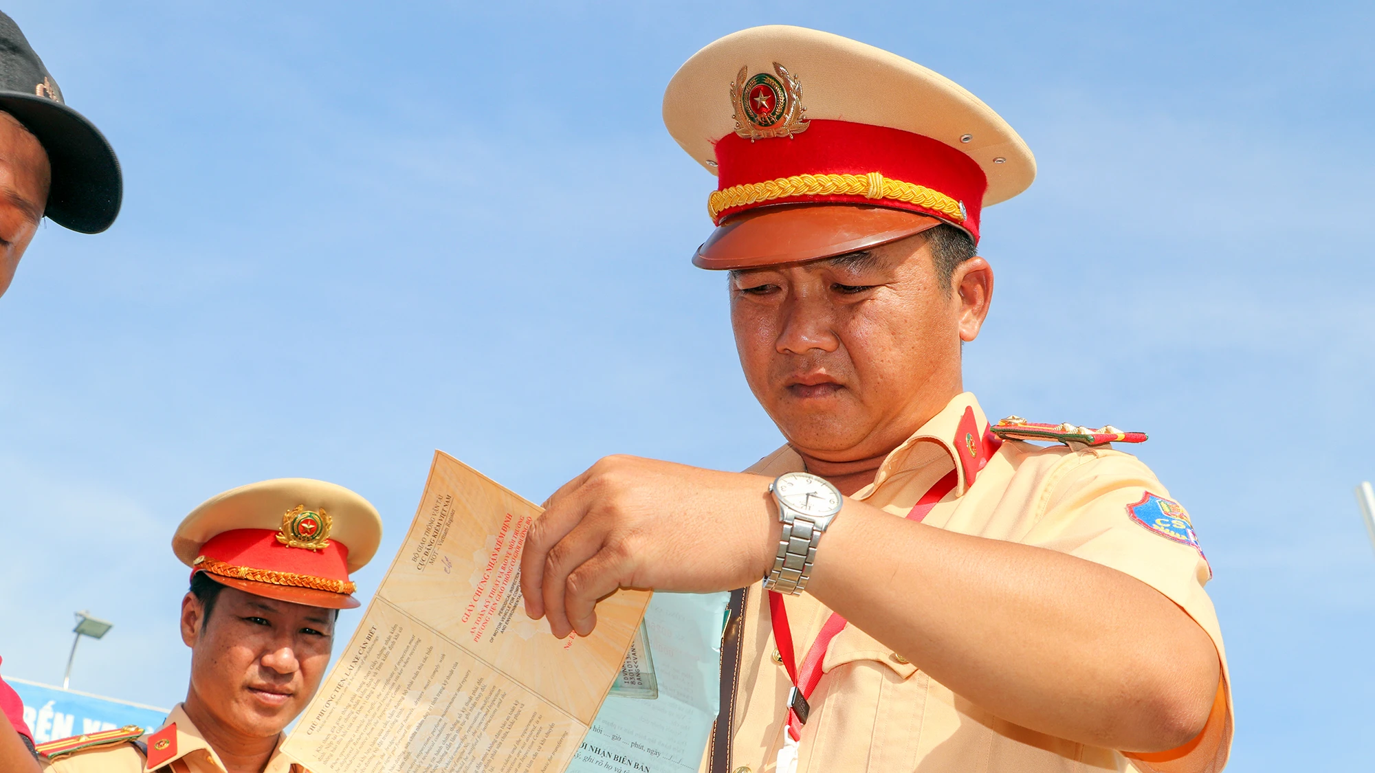 can-tho-ra-quan-kiem-tra-xe-kinh-doanh-van-tai-hanh-khach-8.jpg