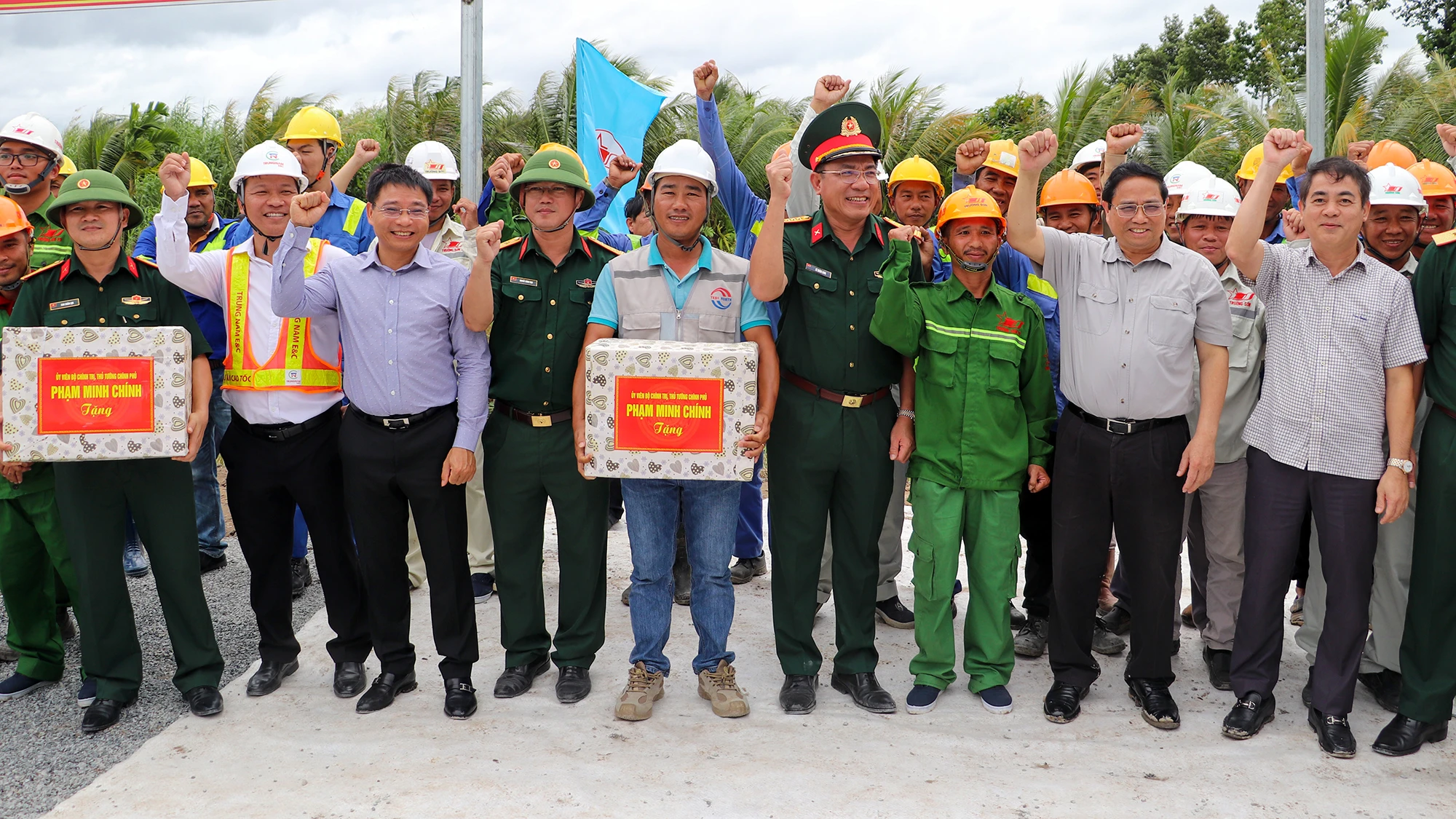 thu-tuong-pham-minh-chinh-kiem-tra-cao-toc-hau-giang-4.jpg