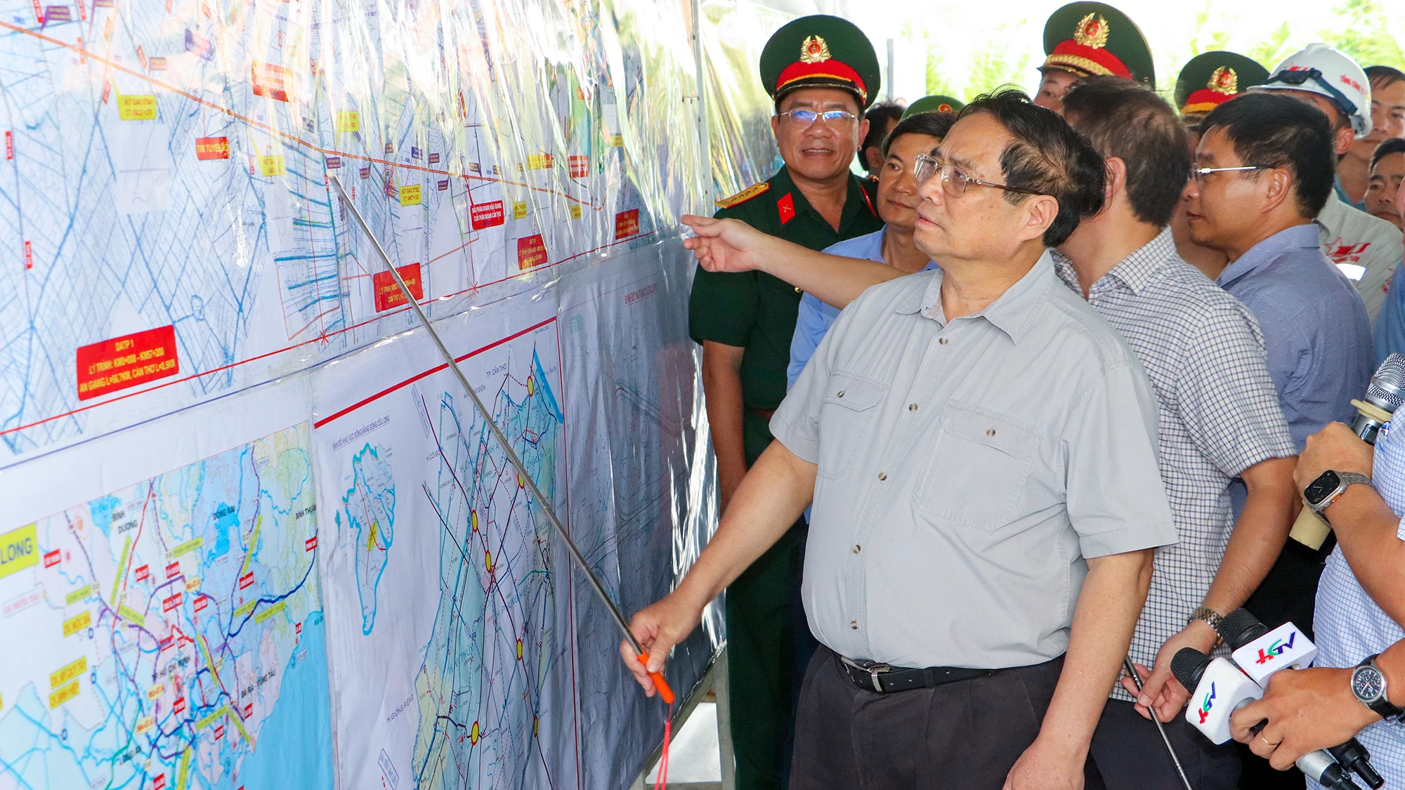 Thủ tướng Phạm Minh Chính kiểm tra cao tốc trục ngang đoạn qua địa bàn tỉnh Hậu Giang