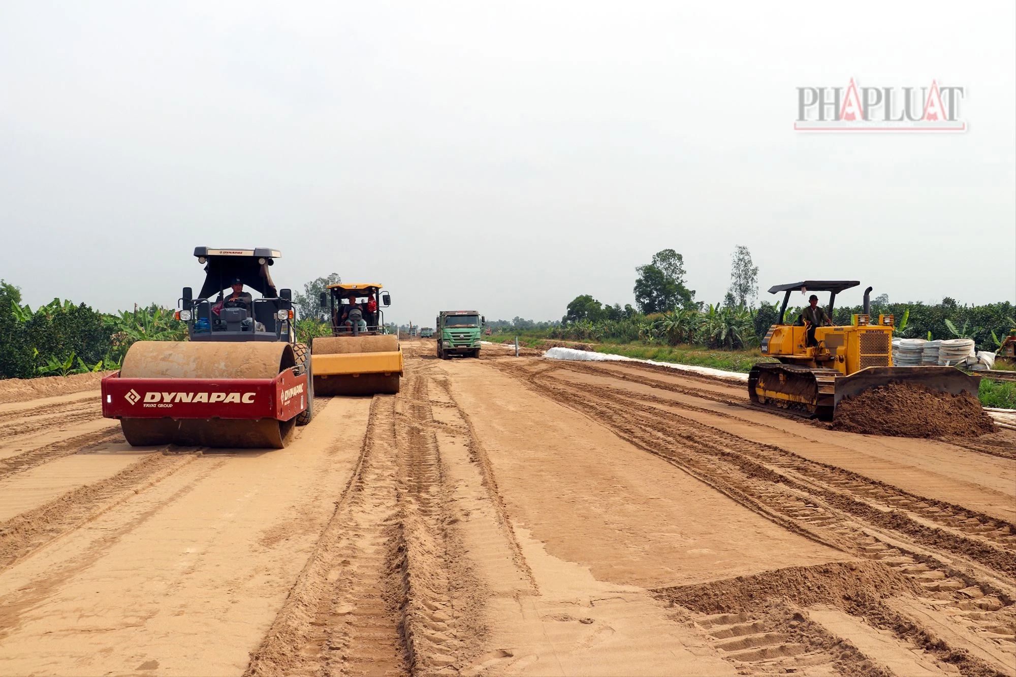 Hàng ngàn công nhân thi công cao tốc xuyên Tết ở ĐBSCL