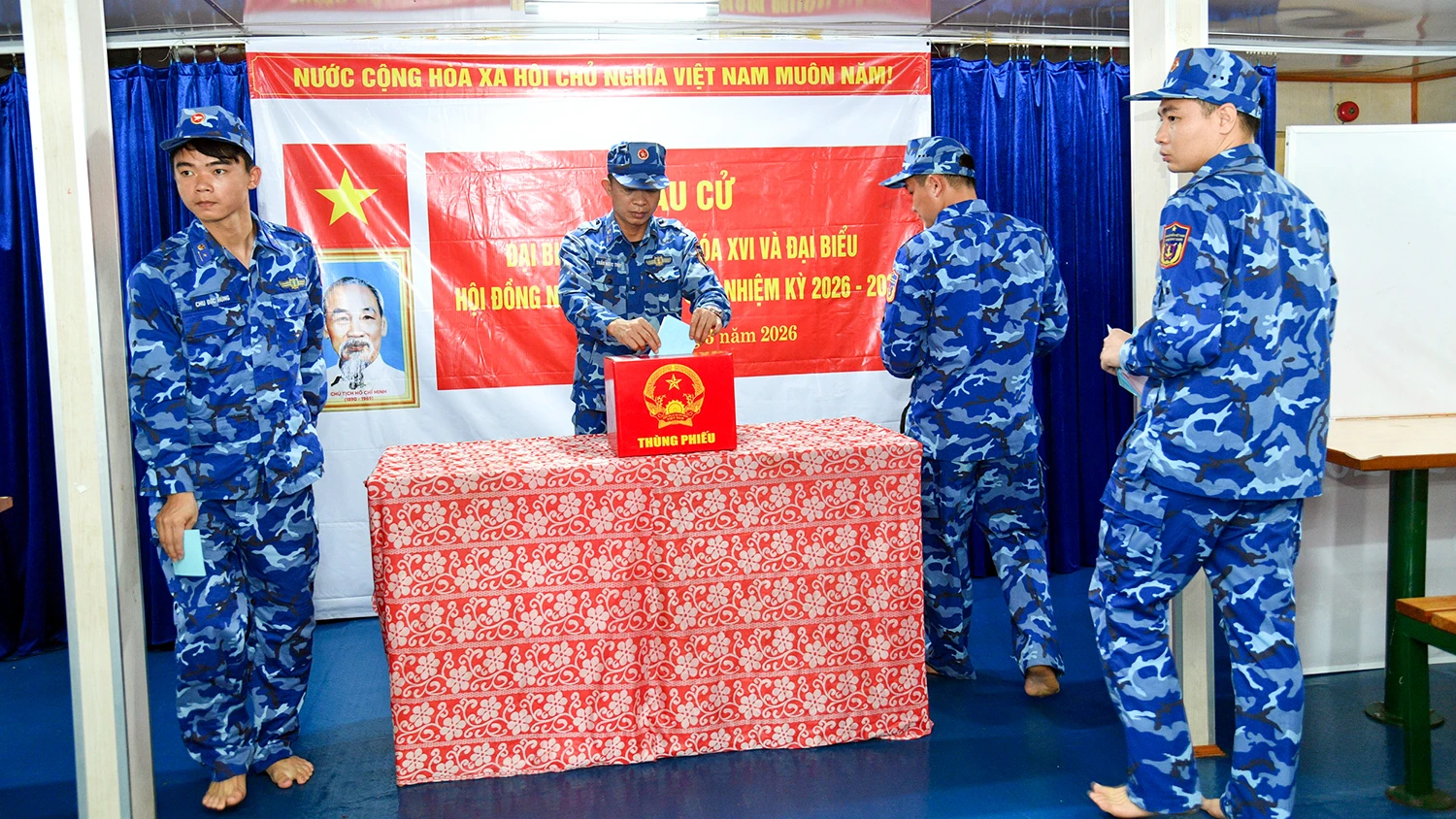 Vùng Cảnh sát biển 4 hoàn thành bầu cử trên biển và đất liền