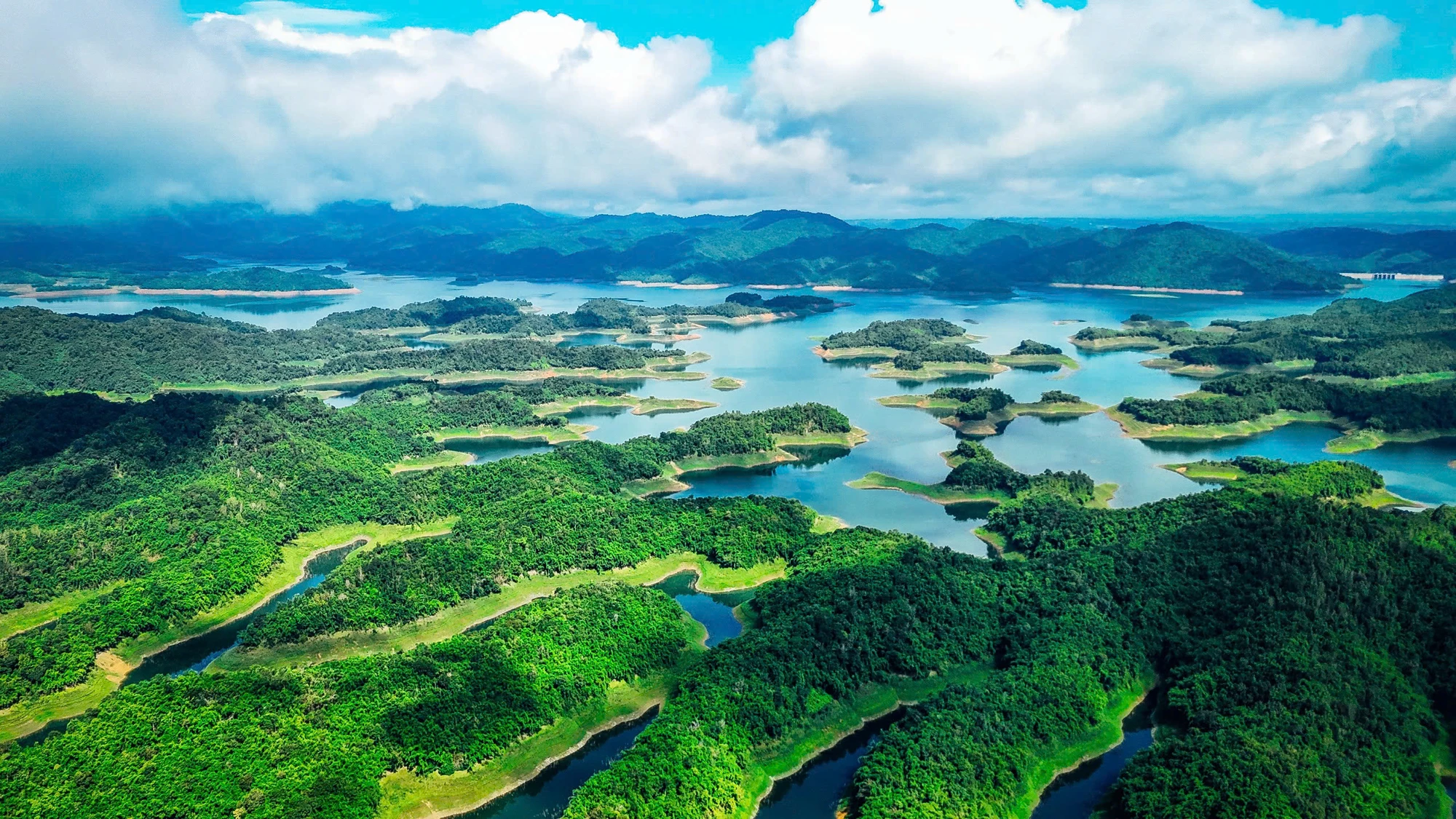 Ngỡ ngàng 'vịnh Hạ Long' thu nhỏ ẩn mình giữa đại ngàn Tây Nguyên