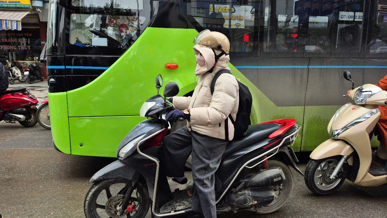 Miền Bắc trời rét, có nơi giảm đến 6 độ, người lao động vất vả mưu sinh
