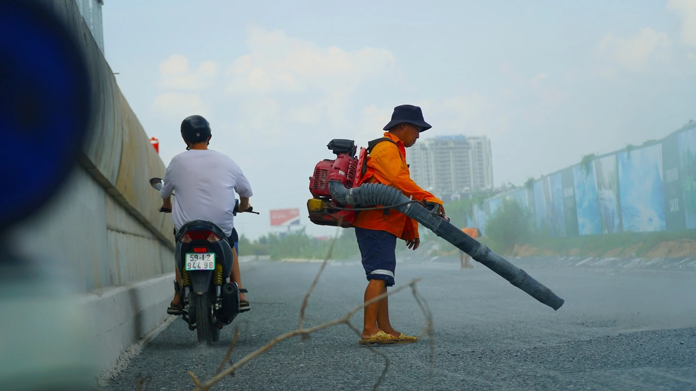 Công nhân tất bật thi công trên tuyến đường này Công nhân tất bật thi công trên tuyến đường này