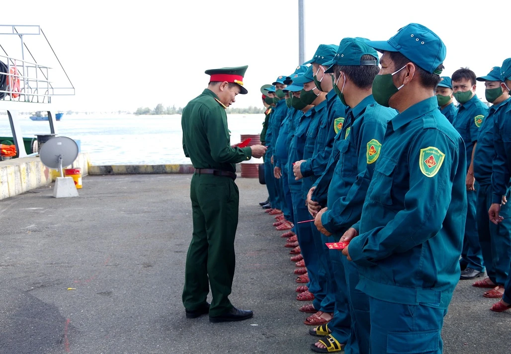 Đại tá Nguyễn Hữu Bưu, Phó Tham mưu trưởng Bộ Chỉ huy quân sự thành phố Đà Nẵng trao bao lì xì cho các chiến sĩ dân quân. Ảnh: HOÀNG DIỆU Đại tá Nguyễn Hữu Bưu, Phó Tham mưu trưởng Bộ Chỉ huy quân sự thành phố Đà Nẵng trao bao lì xì cho các chiến sĩ dân quân. Ảnh: HOÀNG DIỆU