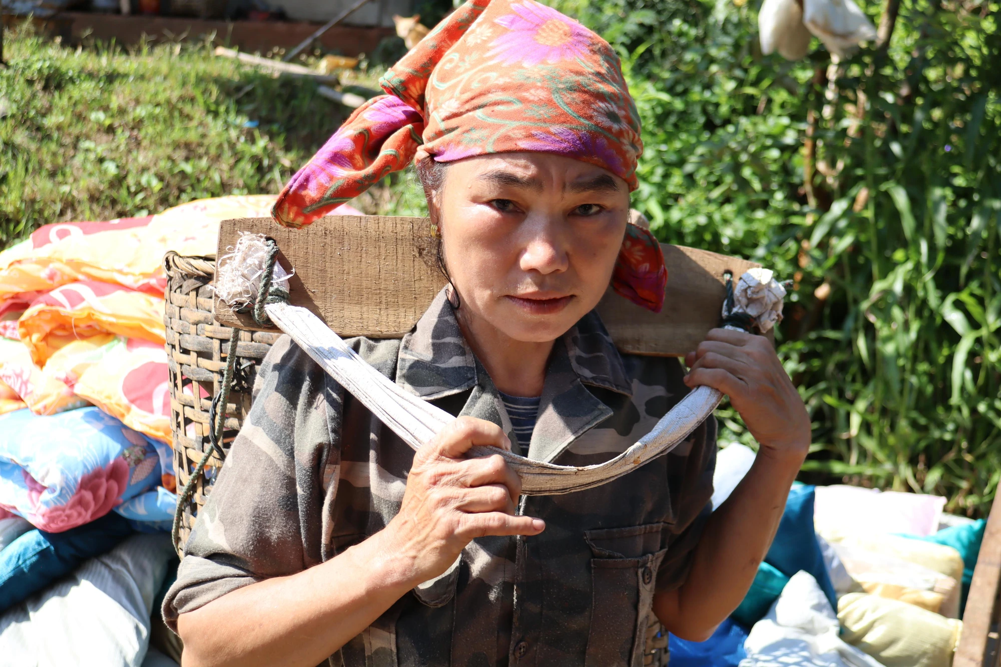Người dân đi gùi thực phẩm vào bản. Người dân đi gùi thực phẩm vào bản.