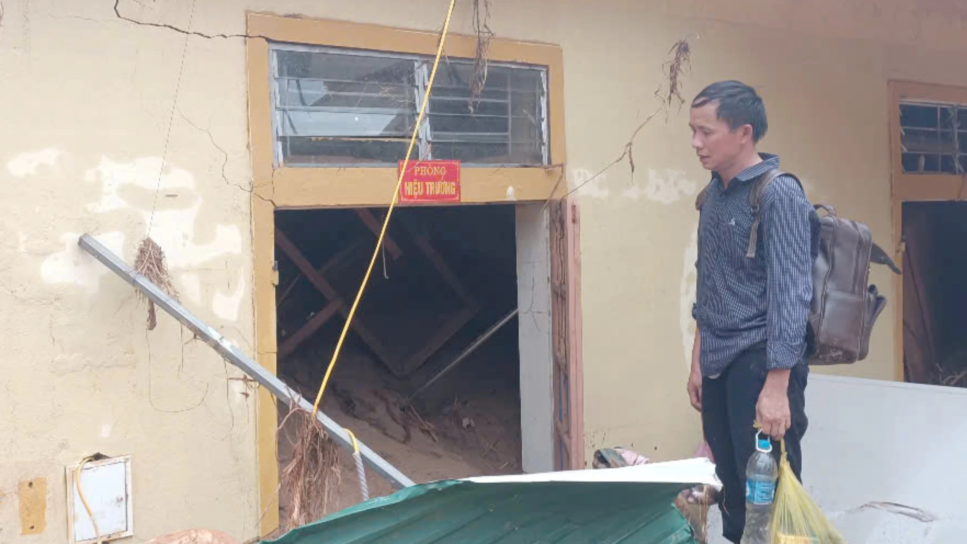 Hiệu trưởng và giáo viên òa khóc nhìn mưa lũ tàn phá ngôi trường