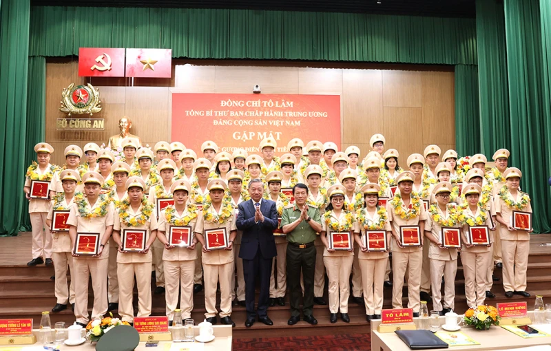 cong-an-nhan-dan.jpg