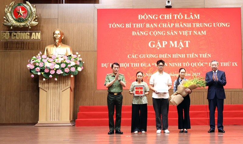 Tong-Bi-thu.jpg