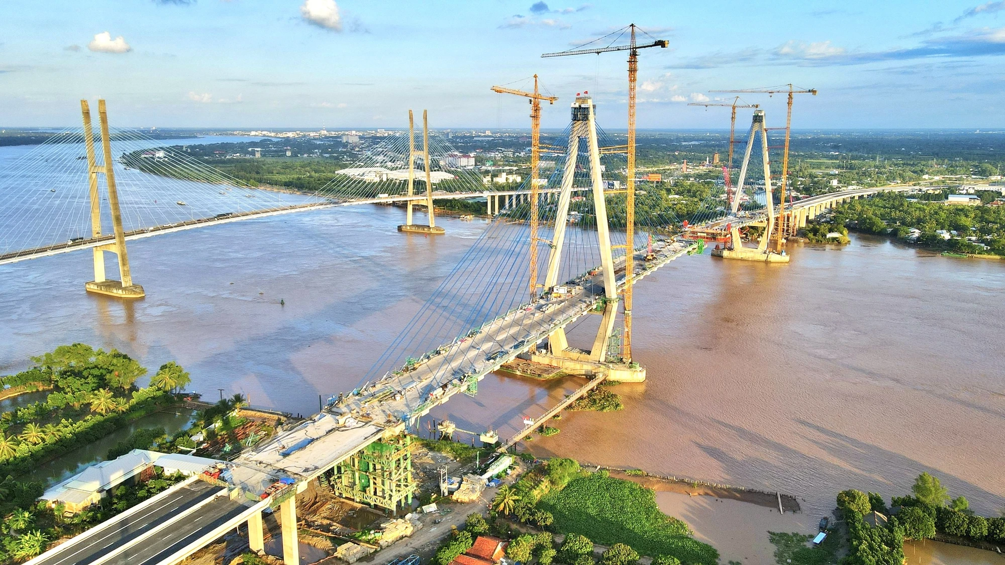 Và hiện nay, sau 40 tháng công nhân thi công không ngừng nghỉ, hình hài cầu Mỹ Thuận 2 đã hiện rõ.