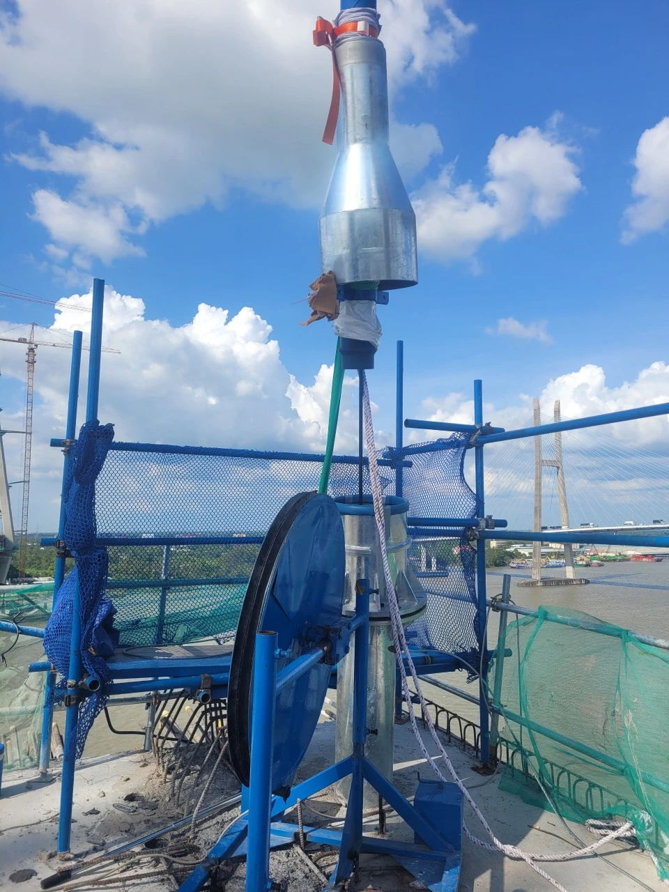 Cáp dây văng đầu tiên của cầu Mỹ Thuận 2 được căng lên vào ngày 5-12-2022