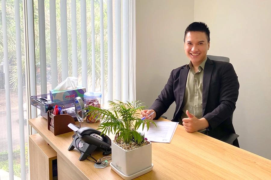 Tác giả đang ở nơi làm việc của mình. Ảnh: NVCC