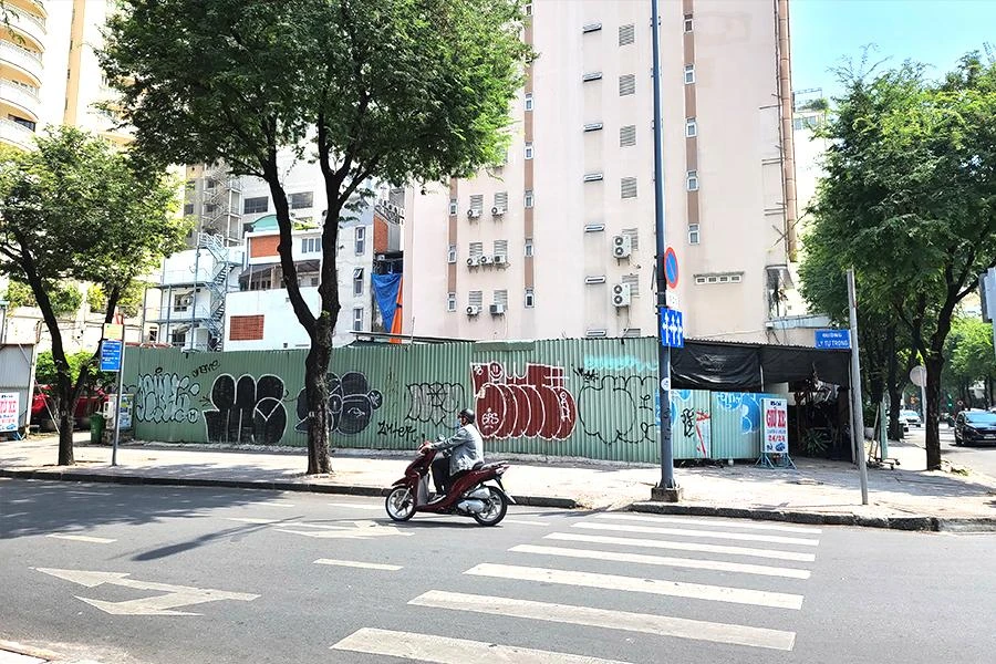 Chung cư 23 Lý Tự Trọng, quận 1 đang vướng tiến độ phê duyệt phương án bồi thường bổ sung. Ảnh: KC Chung cư 23 Lý Tự Trọng, quận 1 đang vướng tiến độ phê duyệt phương án bồi thường bổ sung. Ảnh: KC