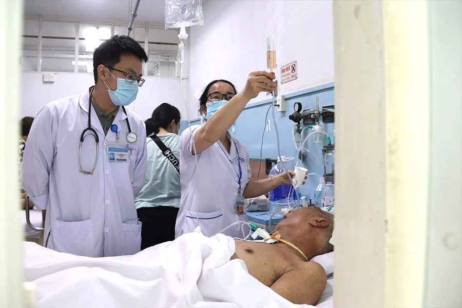 Các y bác sĩ đóng vai trò như người nhà chăm sóc ca bệnh vô danh. Ảnh: HOÀNG LAN
